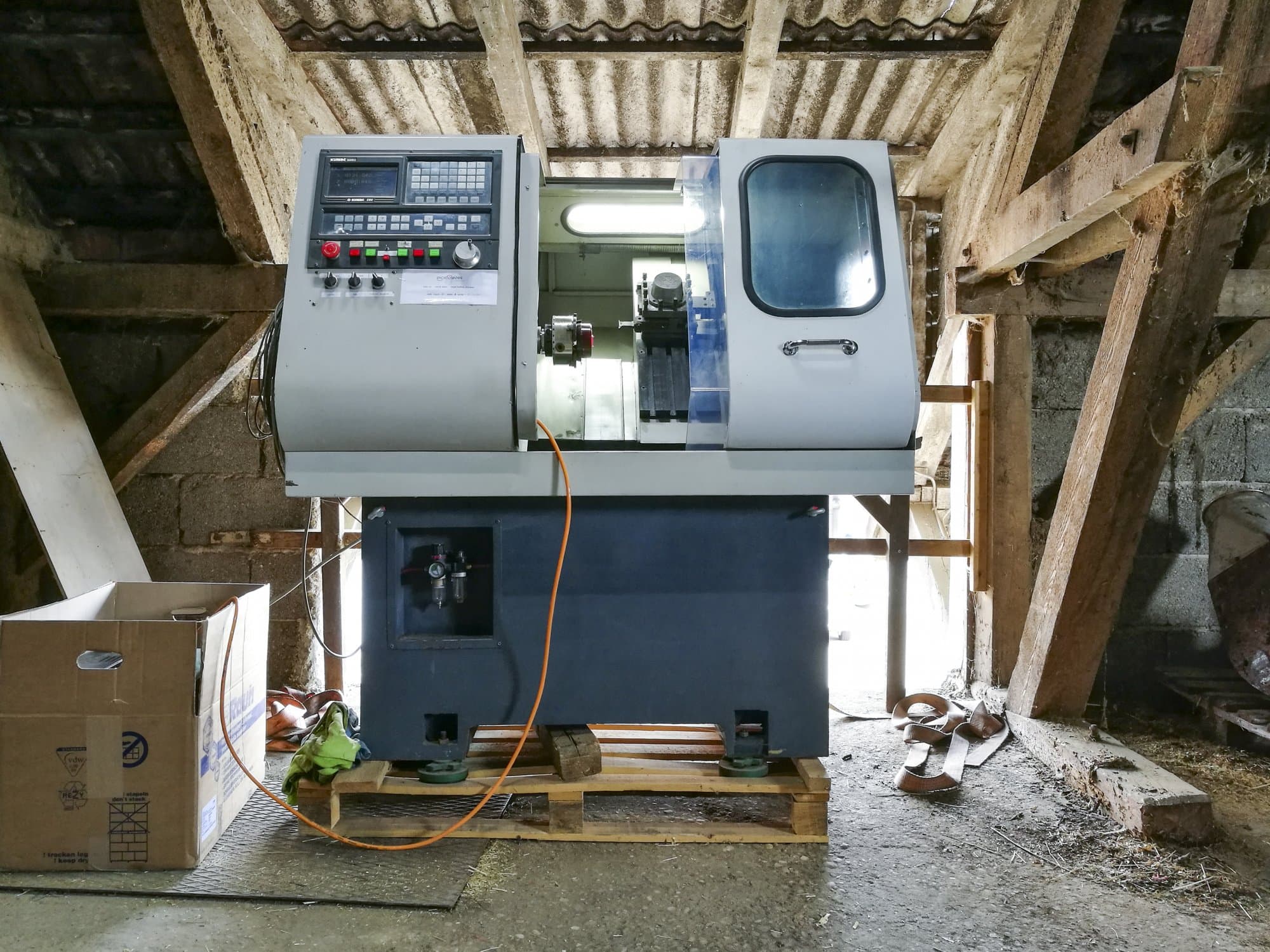 Front view of OZ-Seals Simploz6040 CNC Machine