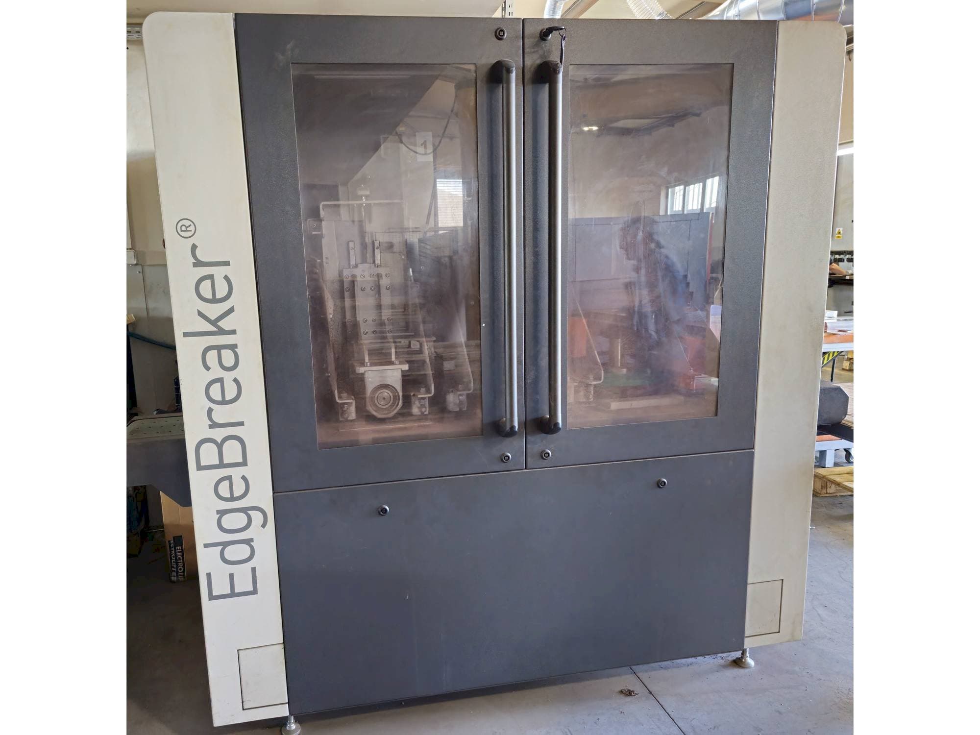 Front view of ARKU EdgeBreaker 1000 machine