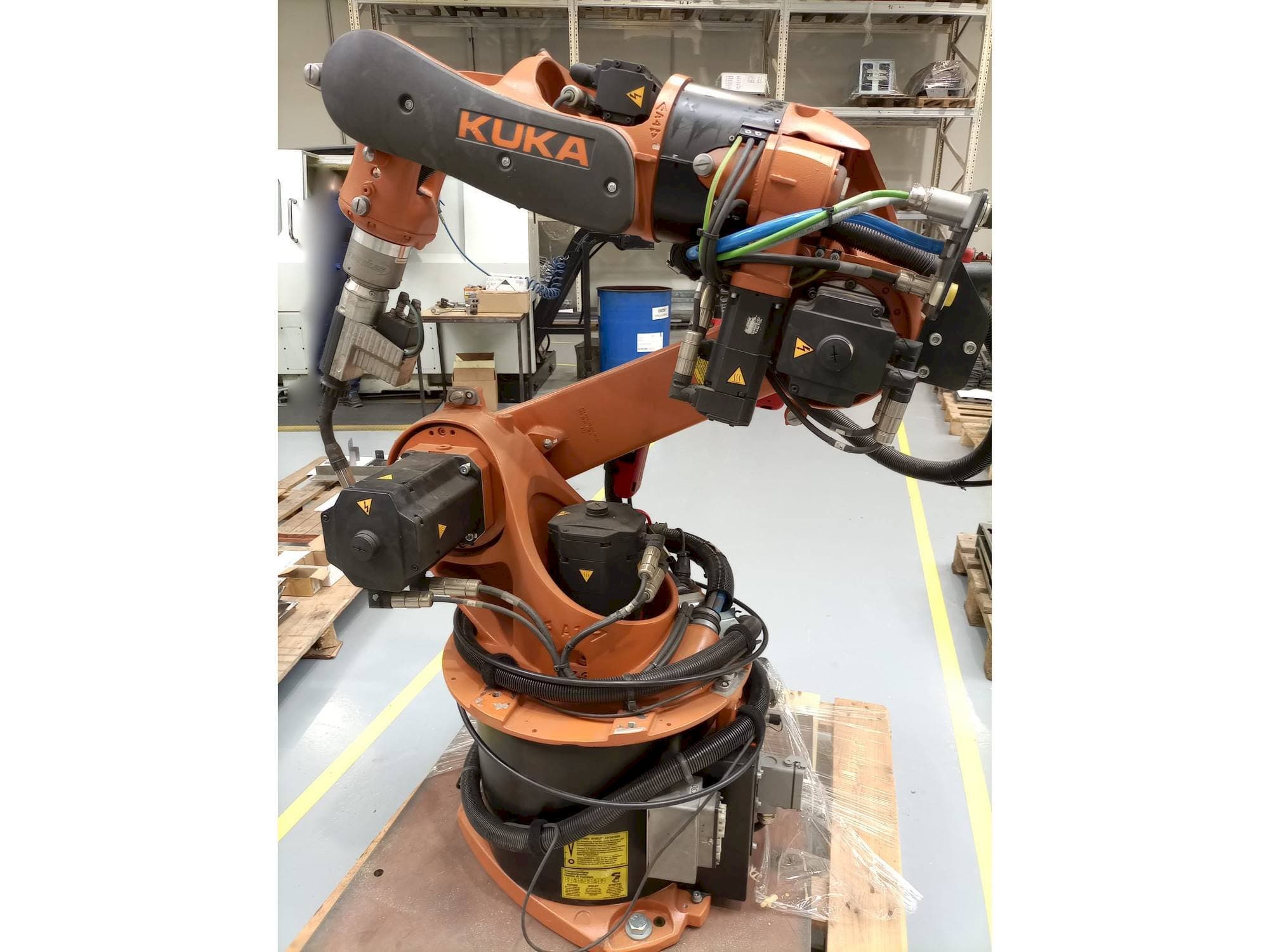 Front view of KUKA KR16 ARC HW  machine