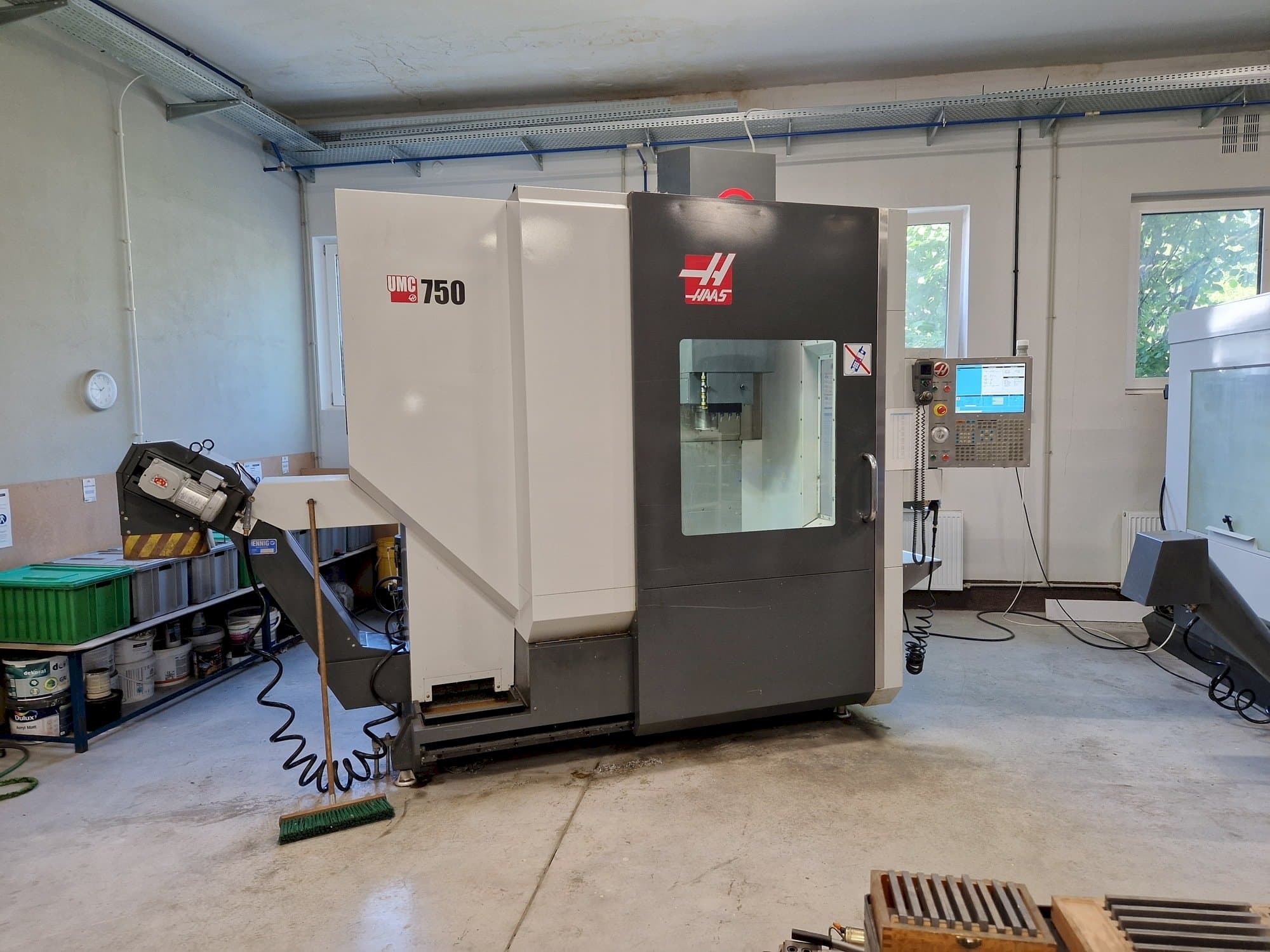 Front view of HAAS UMC-750  machine