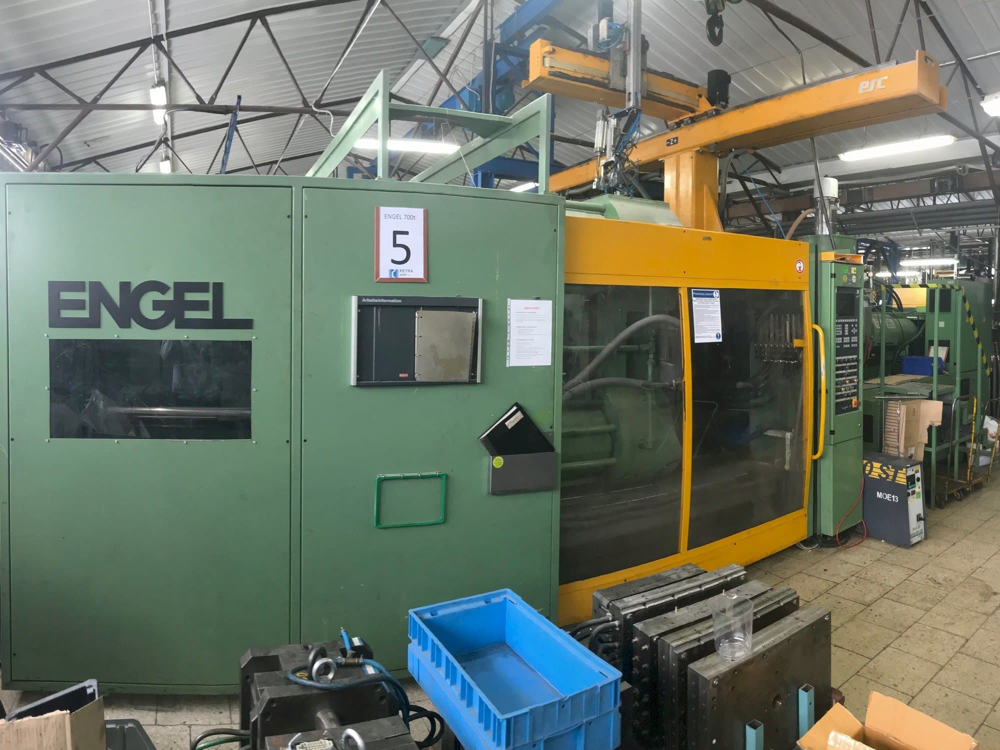 Front view of ENGEL ES 2550/700 DUO machine