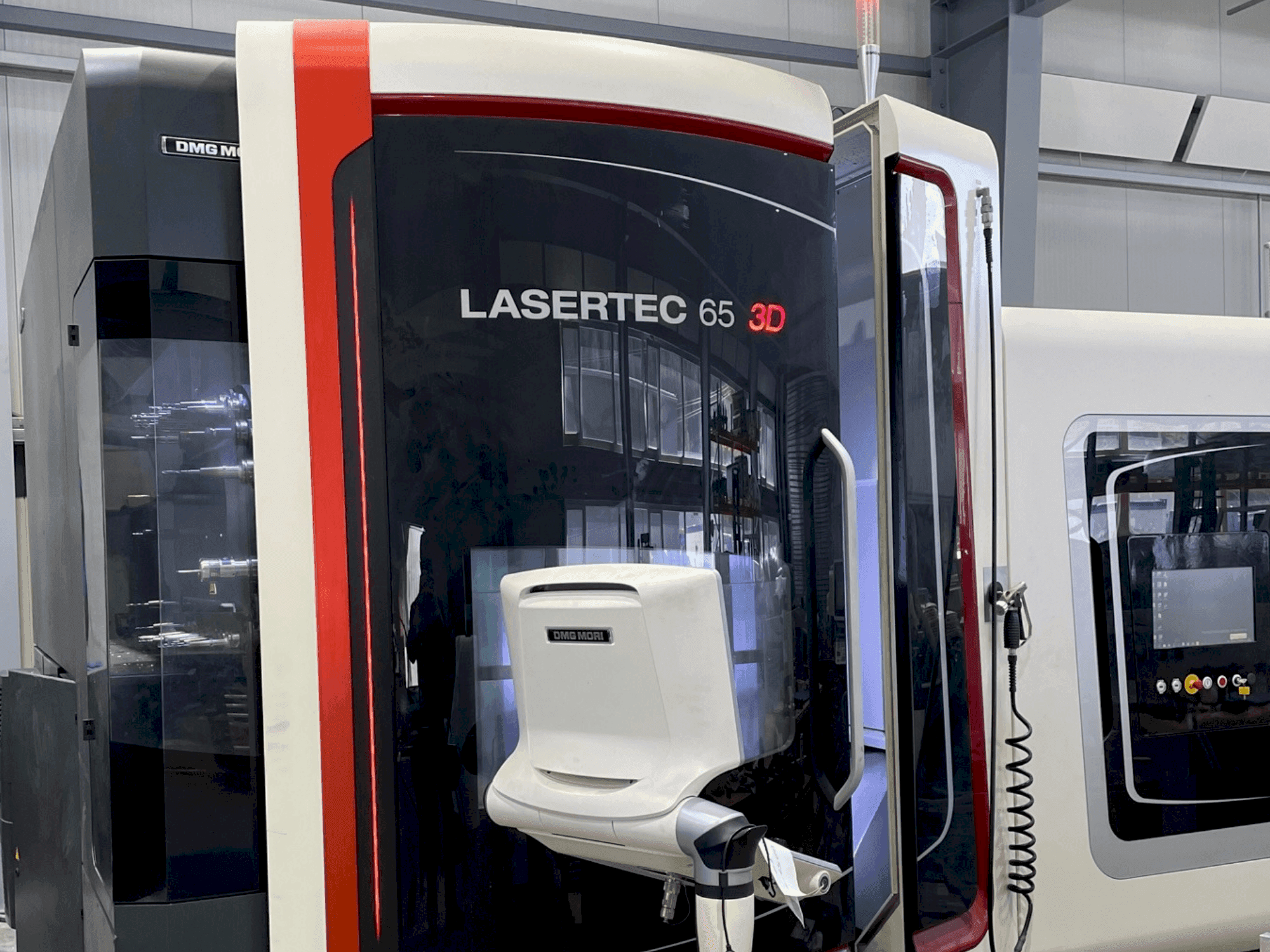 Front view of DMG MORI LASERTEC 65 3D Hybrid machine