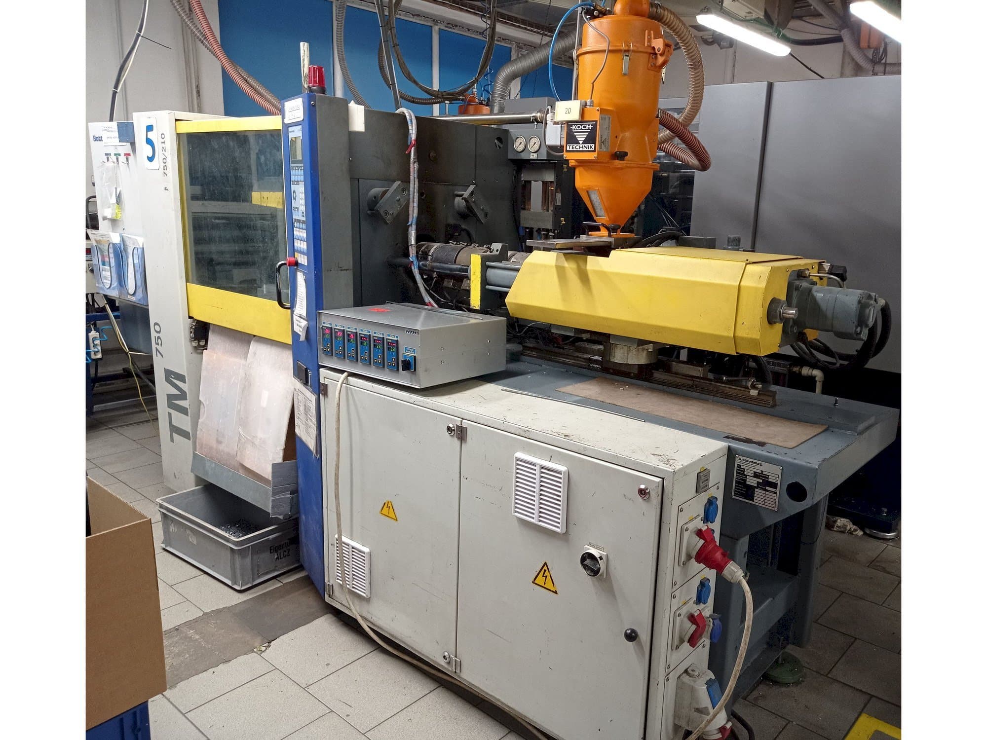 Front view of Battenfeld TM 750/210 machine