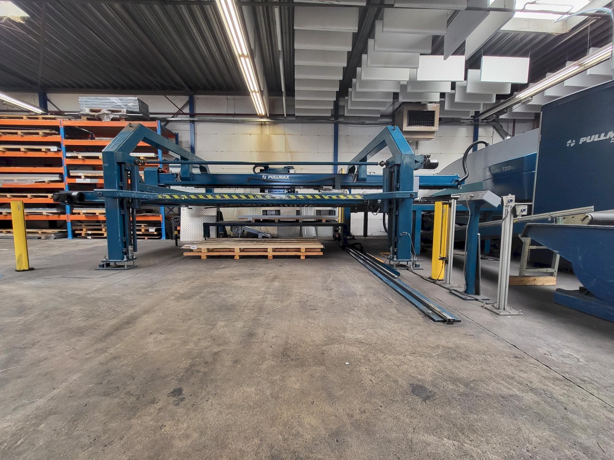 Front view of Pullmax 720 machine