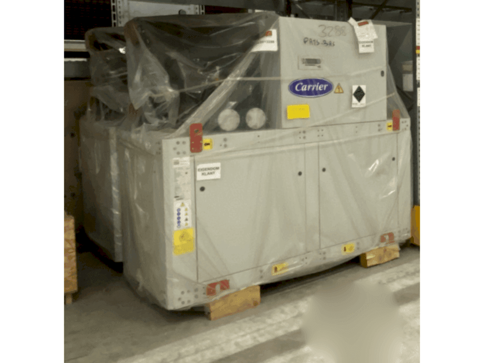 Front view of CARRION 3x Carrier heat pump 30WI1000 & 2x Refrion Dry Coolers V-model ES4C 2390.6/4 E2 machine