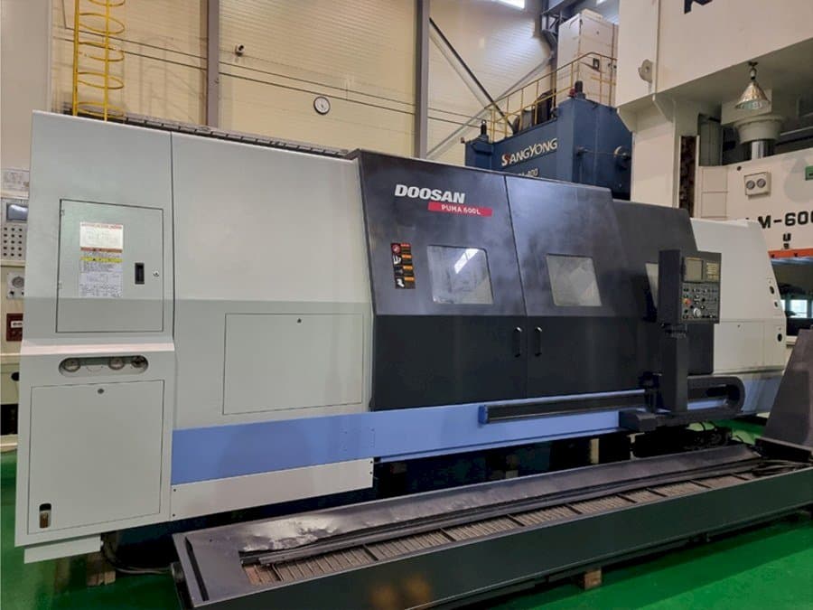 Front view of Doosan Puma 600L  machine