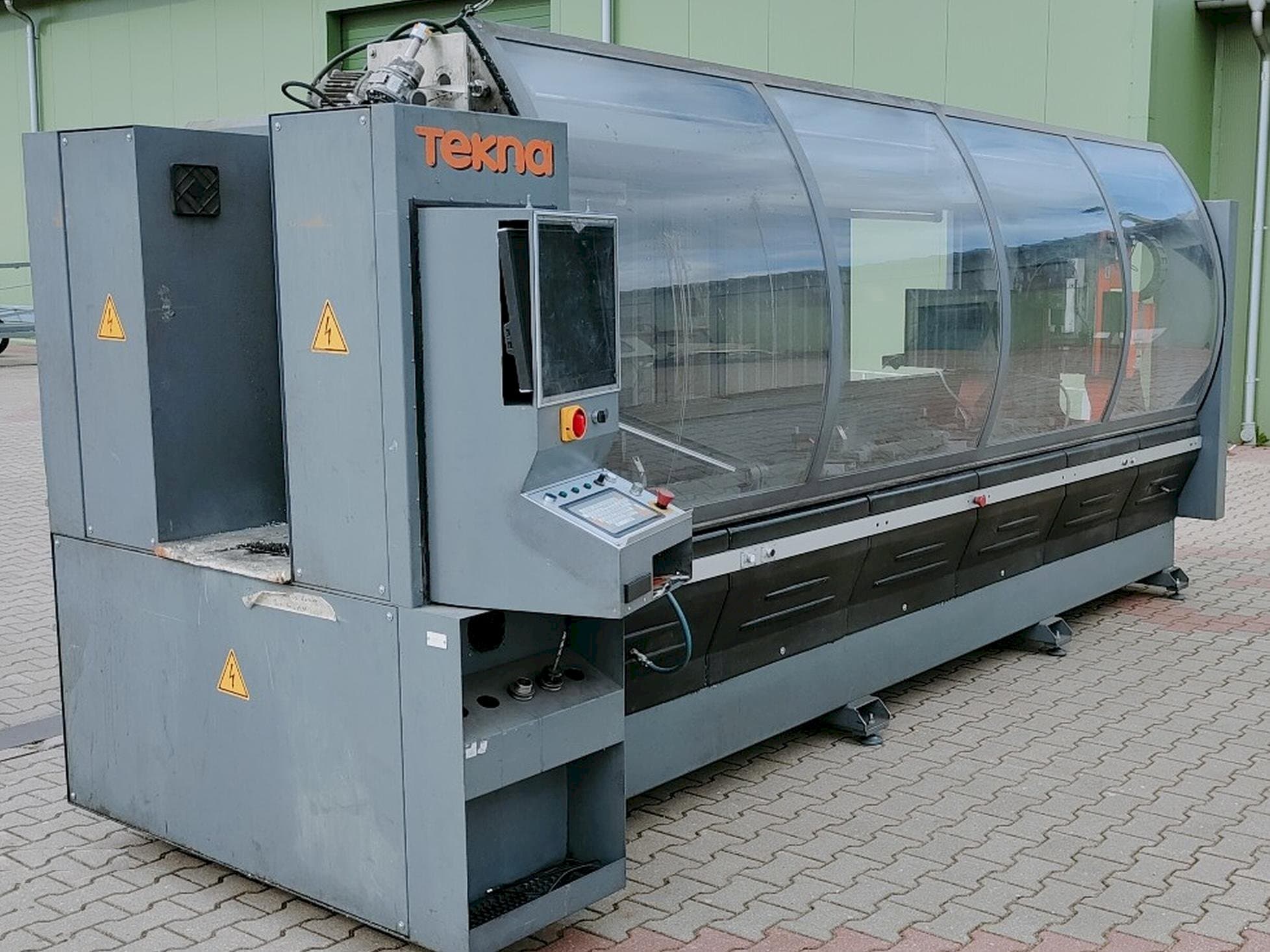 Front view of Tekna TK427-3 machine