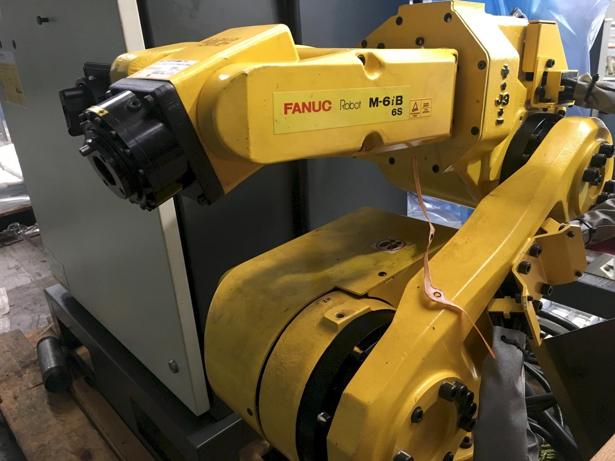 Front view of FANUC M-6iB 6S machine