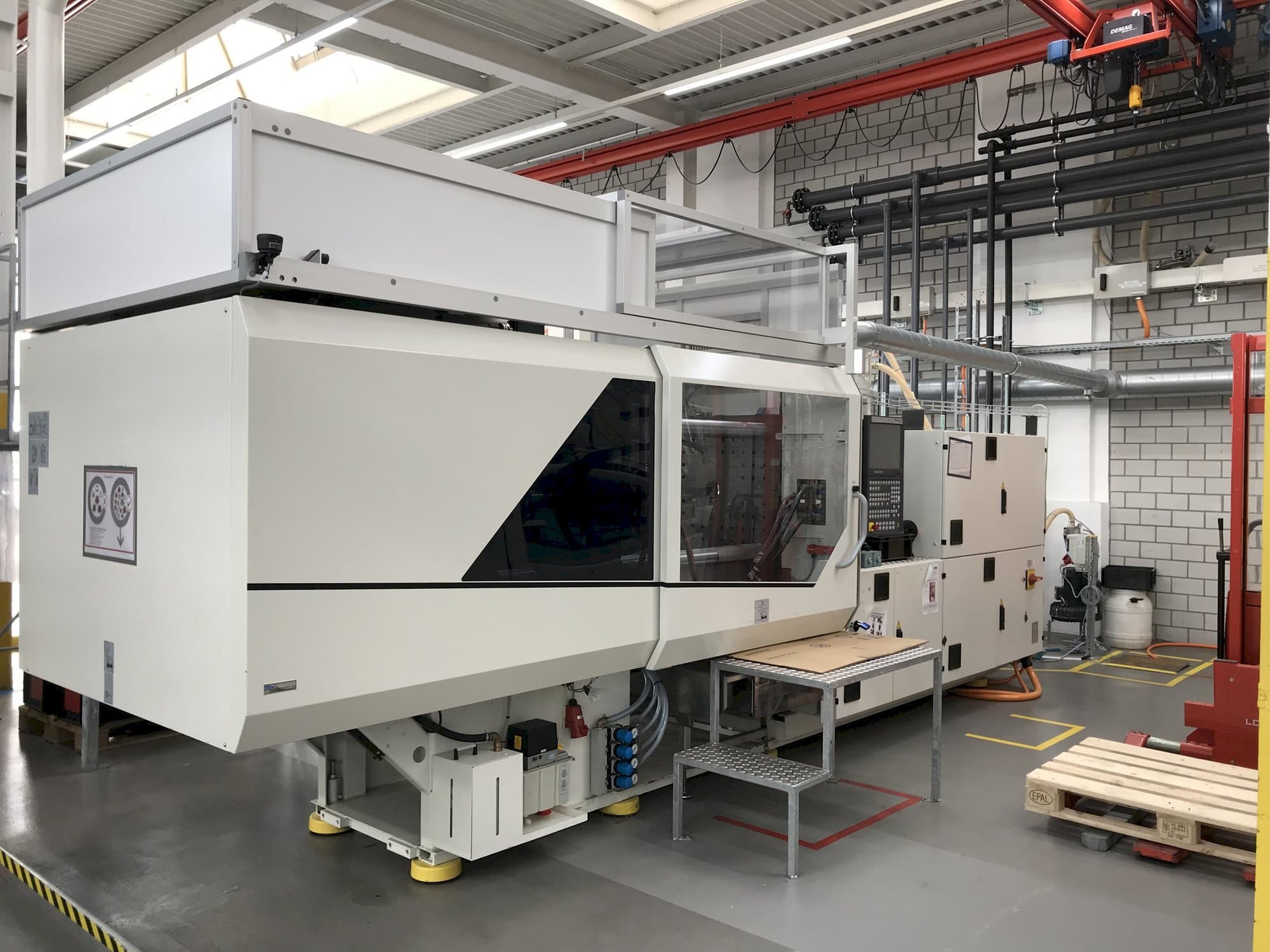 Front view of Sumitomo Demag EL-EXIS SP 200/560-675 machine