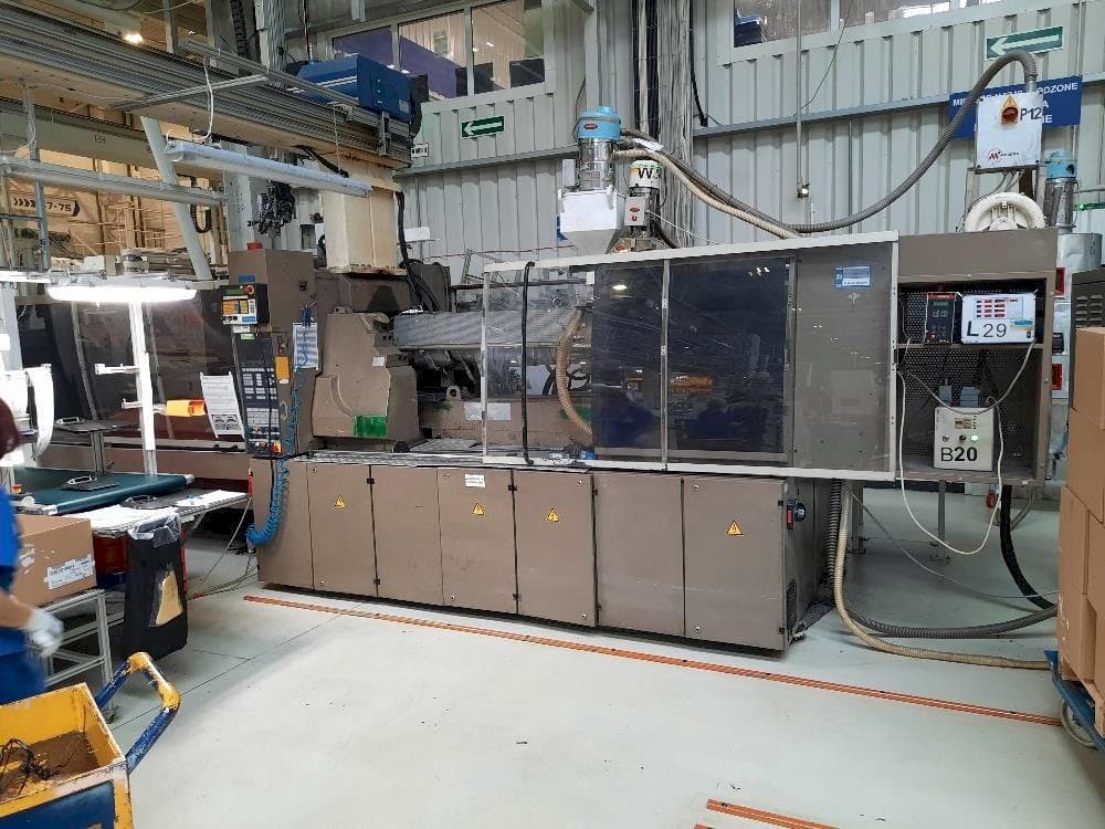 Front view of ENGEL ES 2550/400HL machine