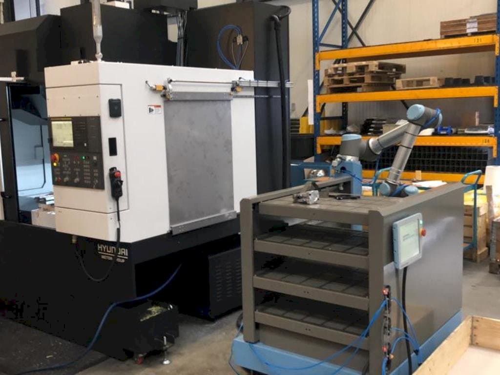 Front view of Universal Robots UR10 machine