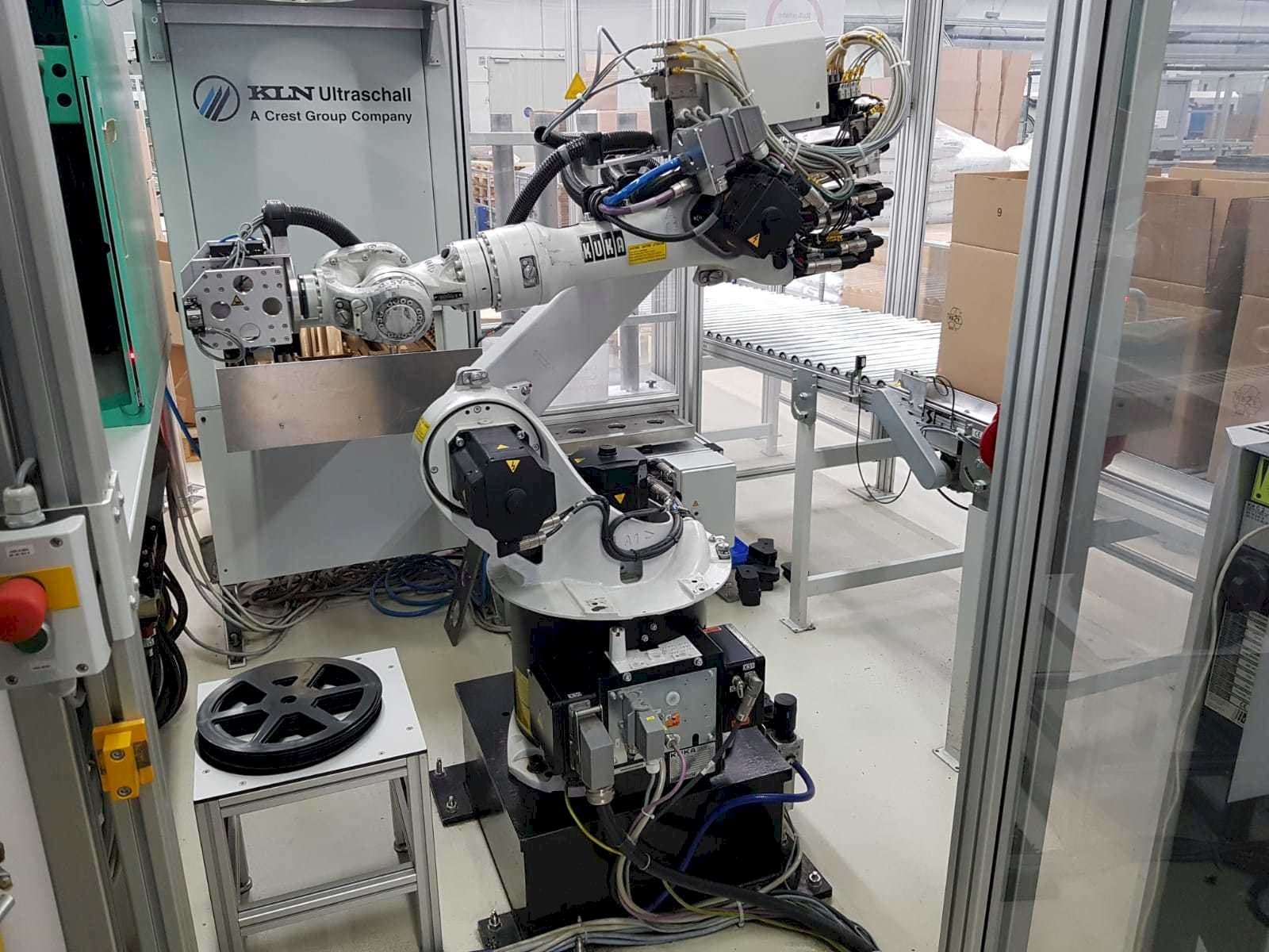 Front view of KUKA KR 16 machine