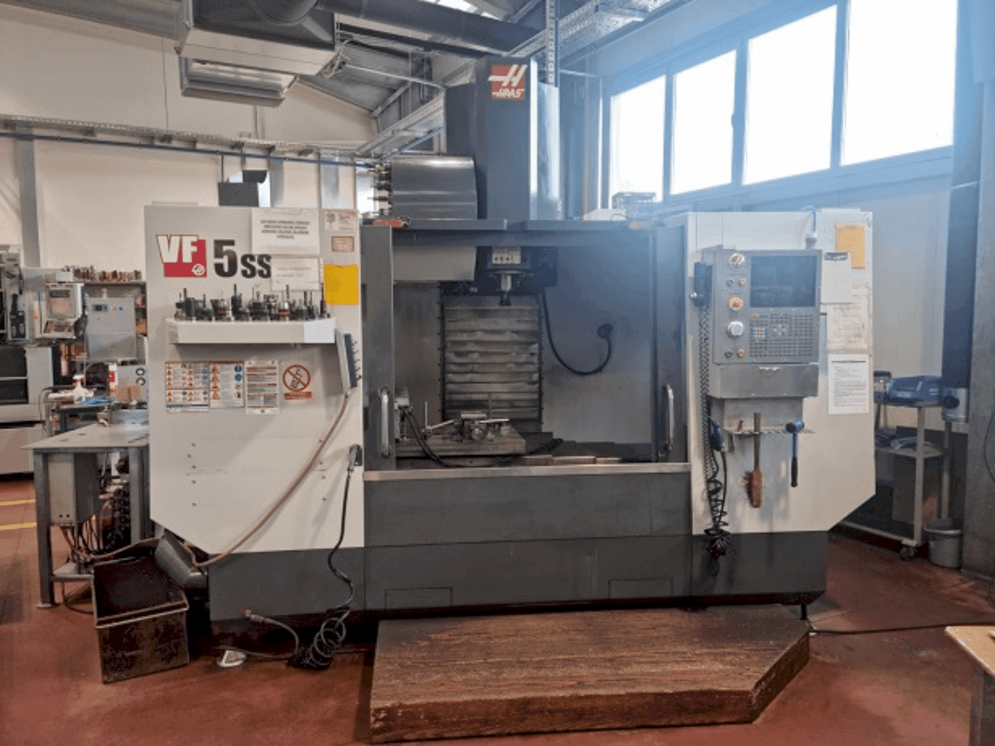Front view of HAAS VF-5SS machine
