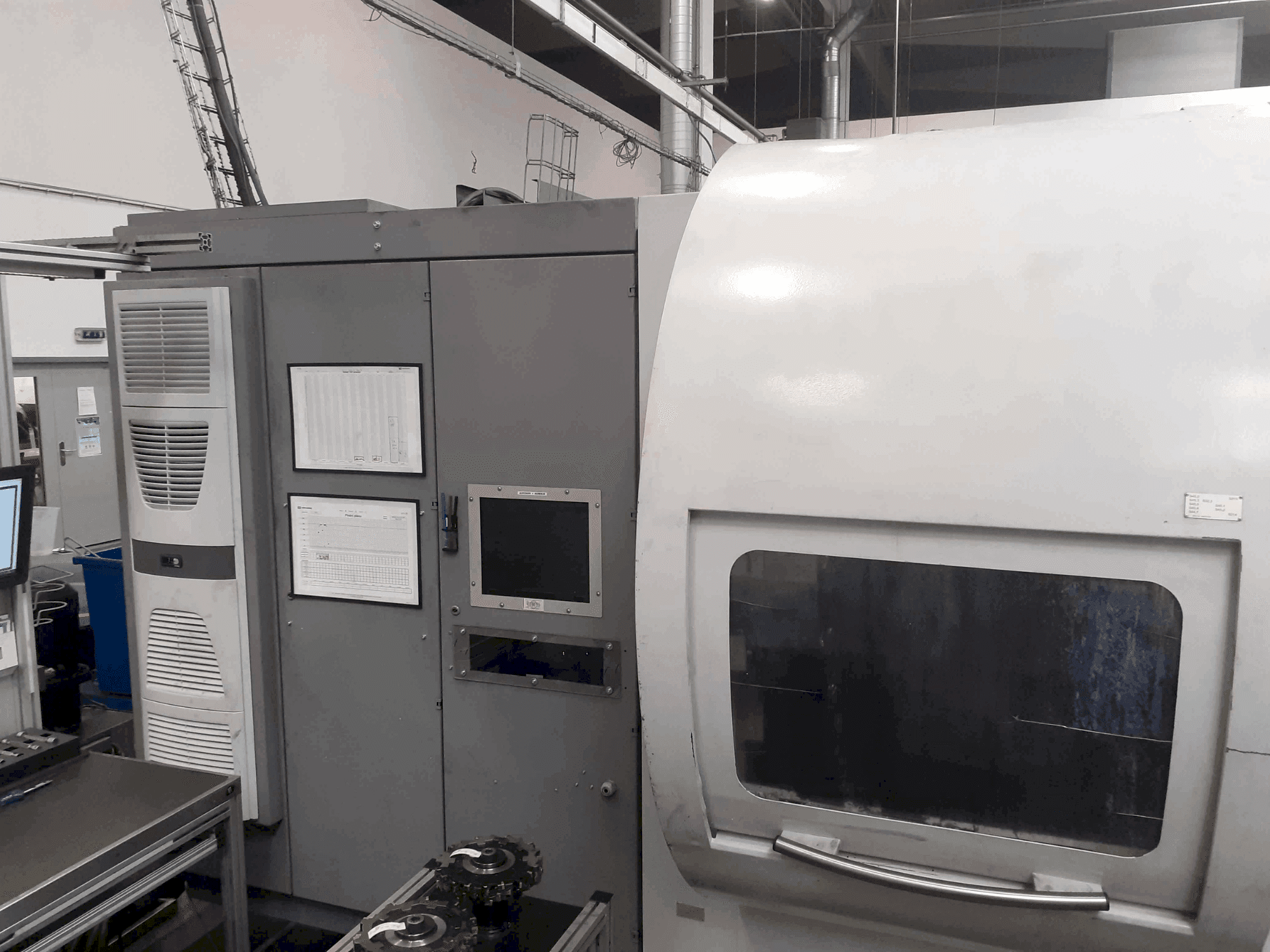 Front view of DECKEL MAHO DMC 80 H  machine