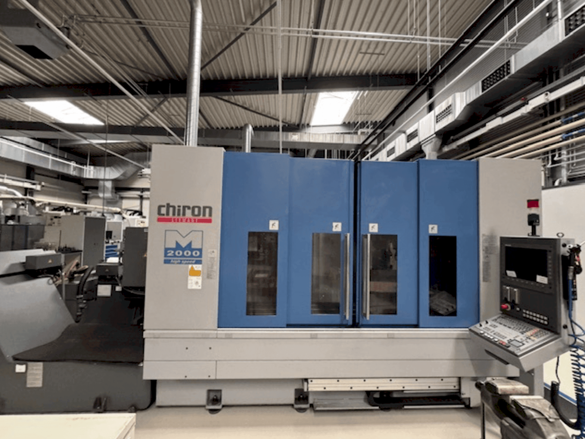 Front view of CHIRON Mill 2000 machine