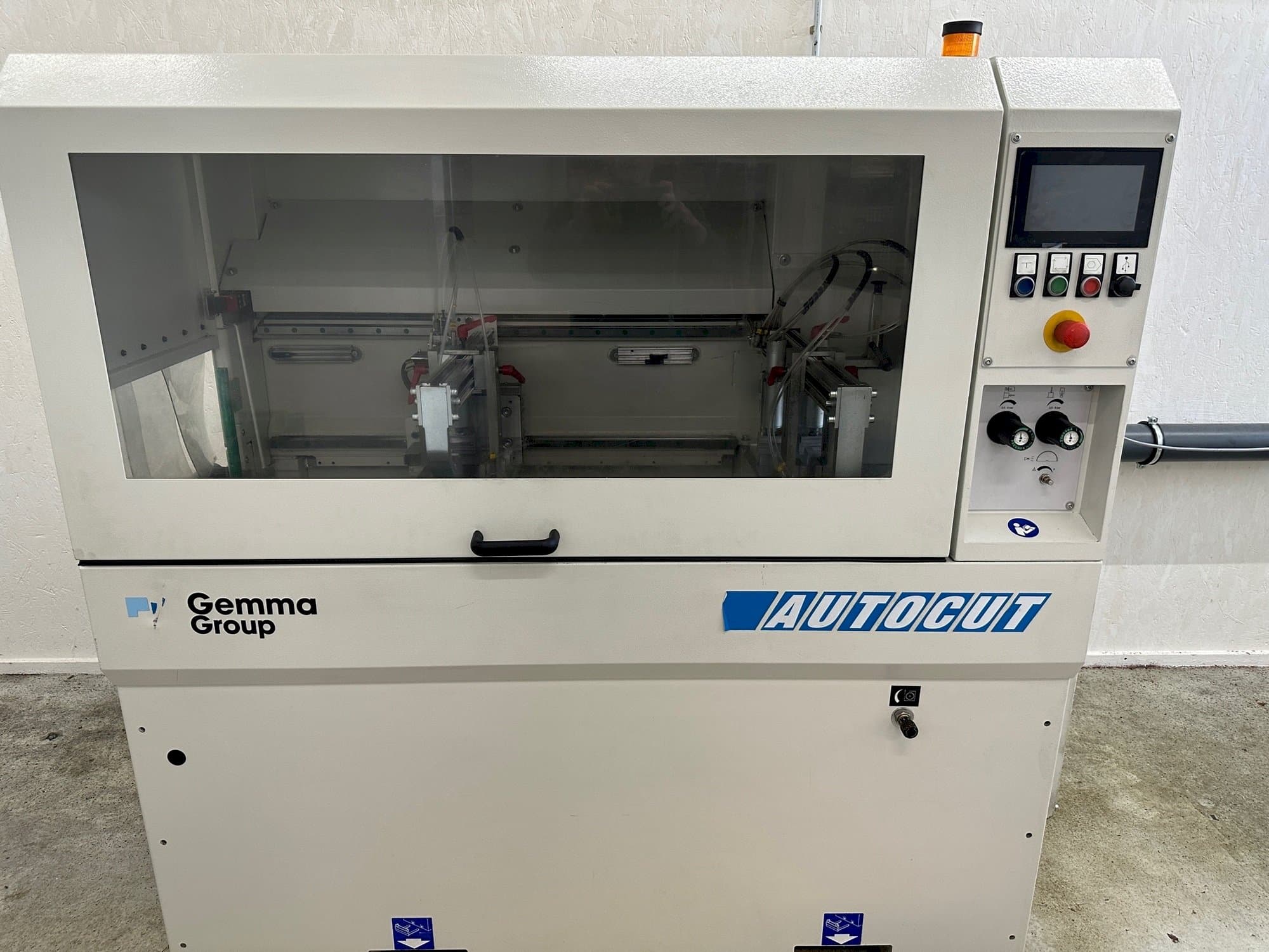 Front view of Autocut 550  machine