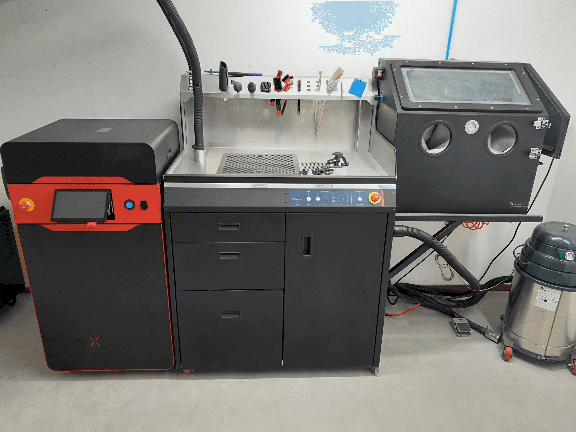 Front view of SINTERIT lisa x  machine