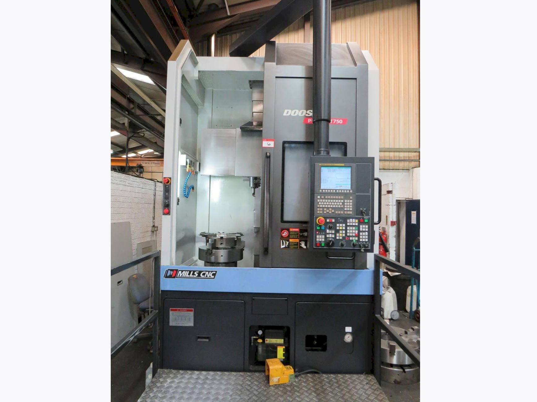 Front view of Doosan Puma VT-750 machine