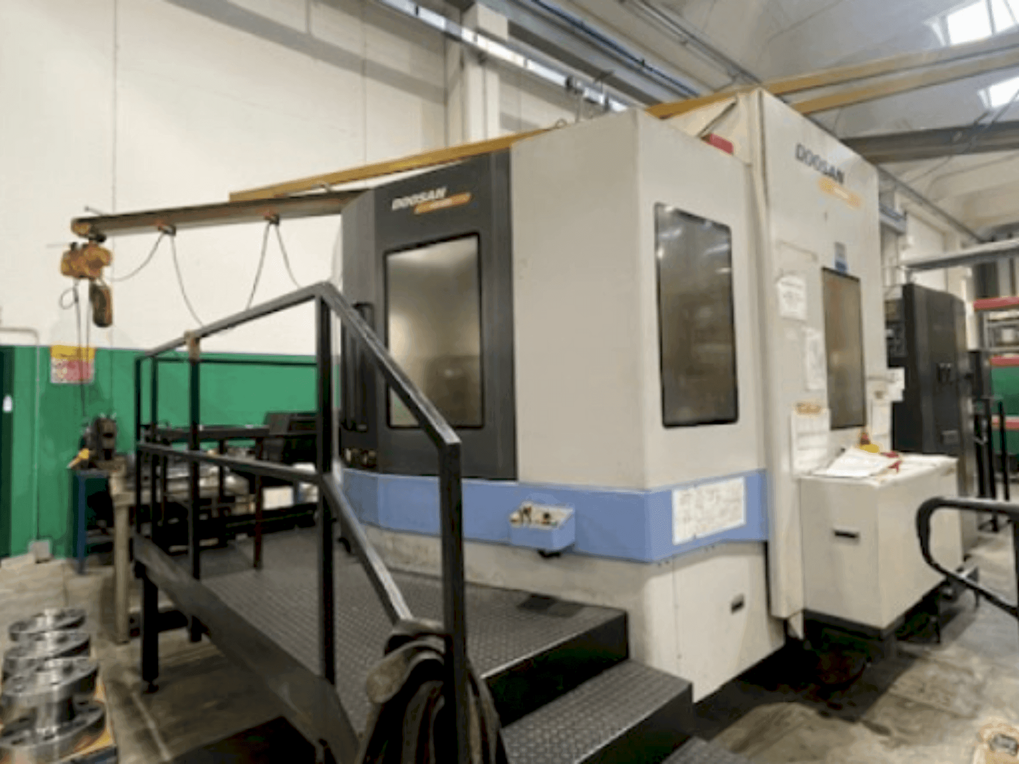 Front view of DOOSAN HM 800 (2008)  machine