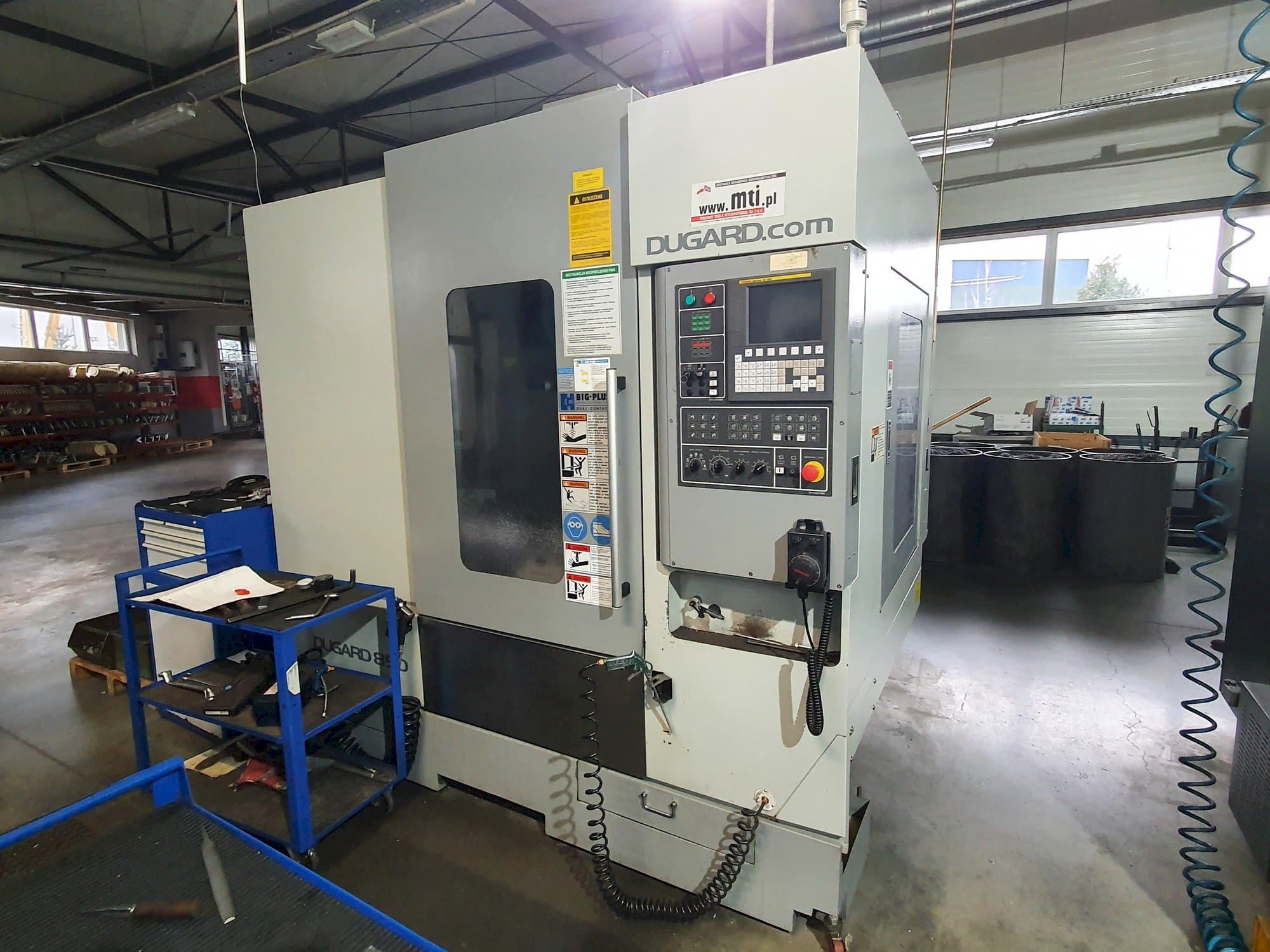 Front view of Dugard 850 VMC machine