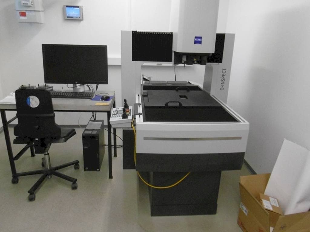 Front view of ZEISS O-Inspect 543 machine