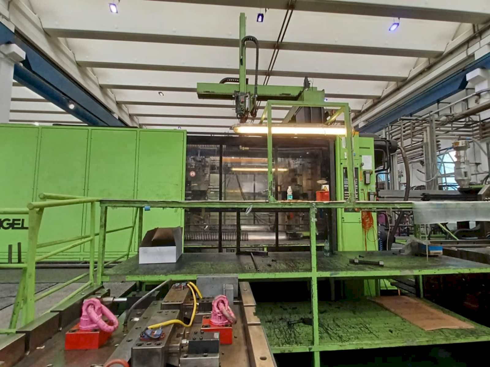 Front view of Engel ES 23050/2500 DUO machine