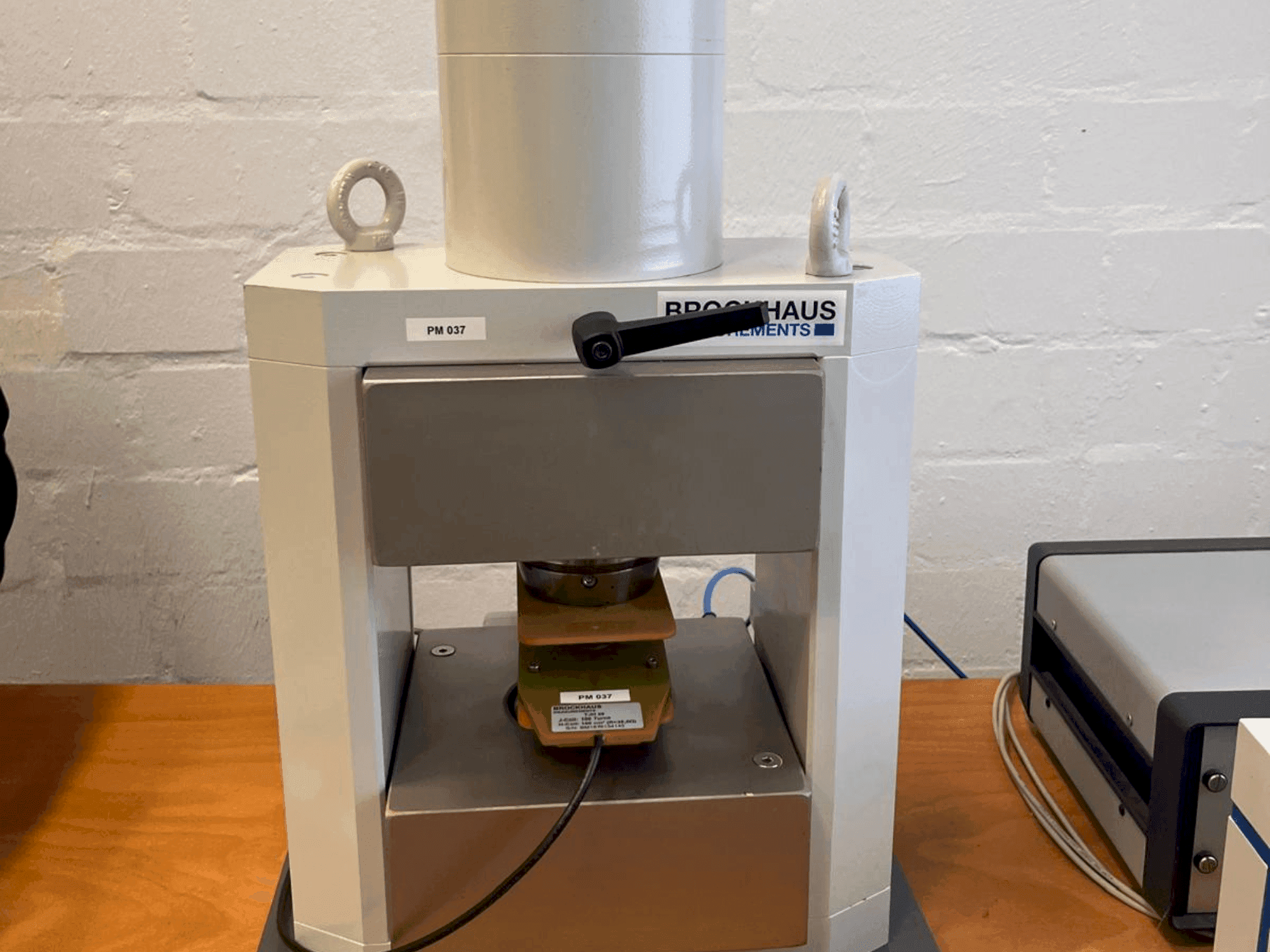 Front view of BROCKHAUS HG200 D machine