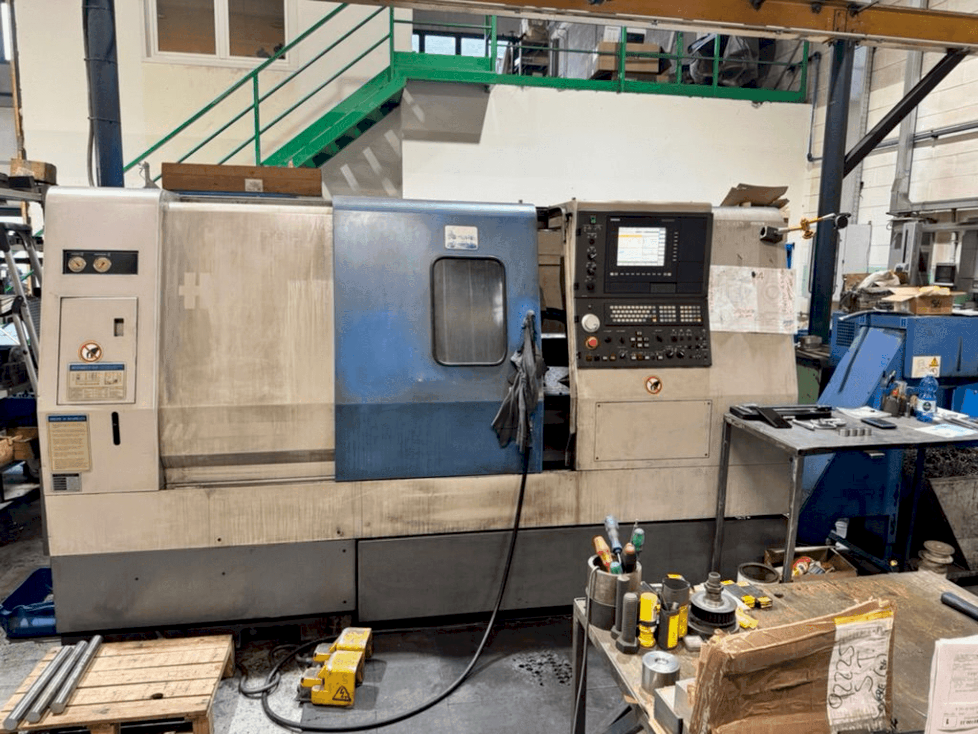 Front view of Hyundai Hit 250C  machine