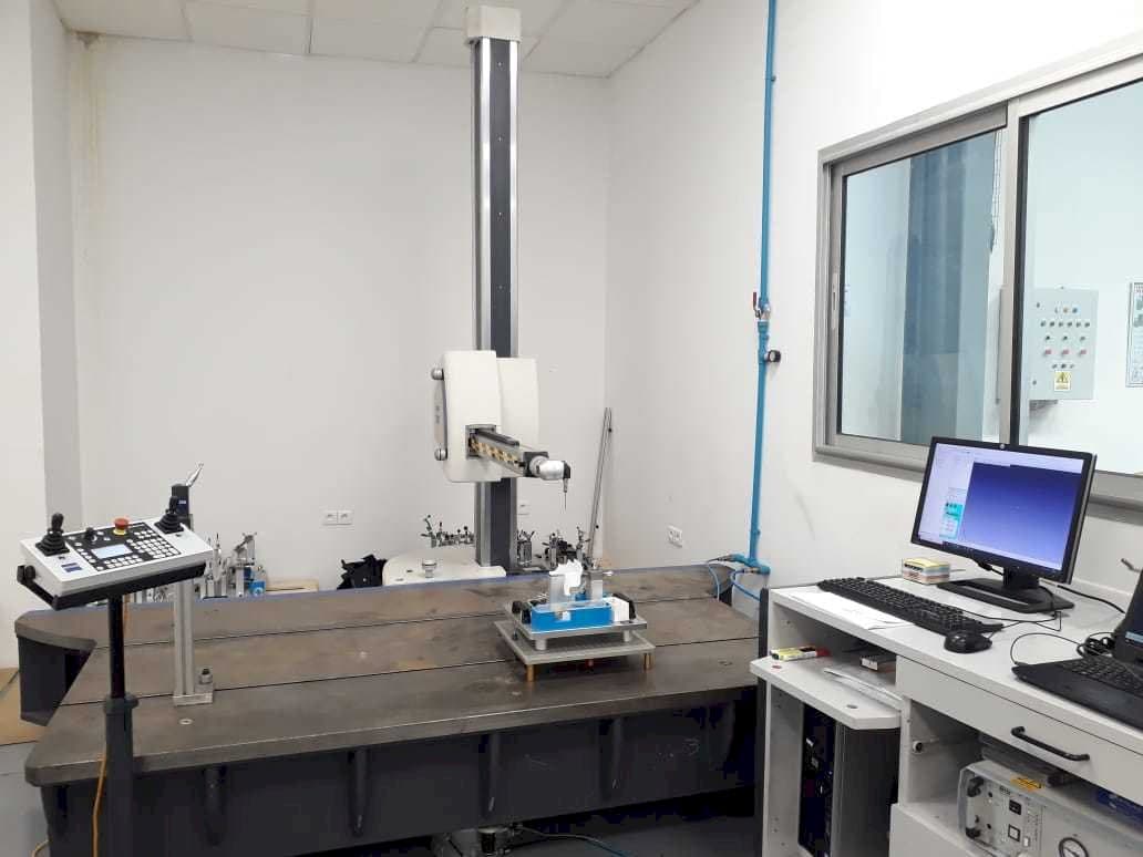 Front view of ZEISS Carmet CNC machine
