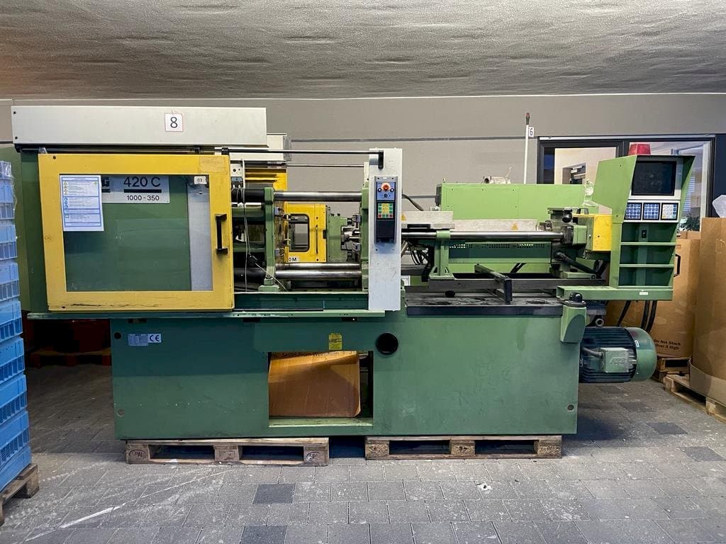 Front view of Arburg 420C mit machine