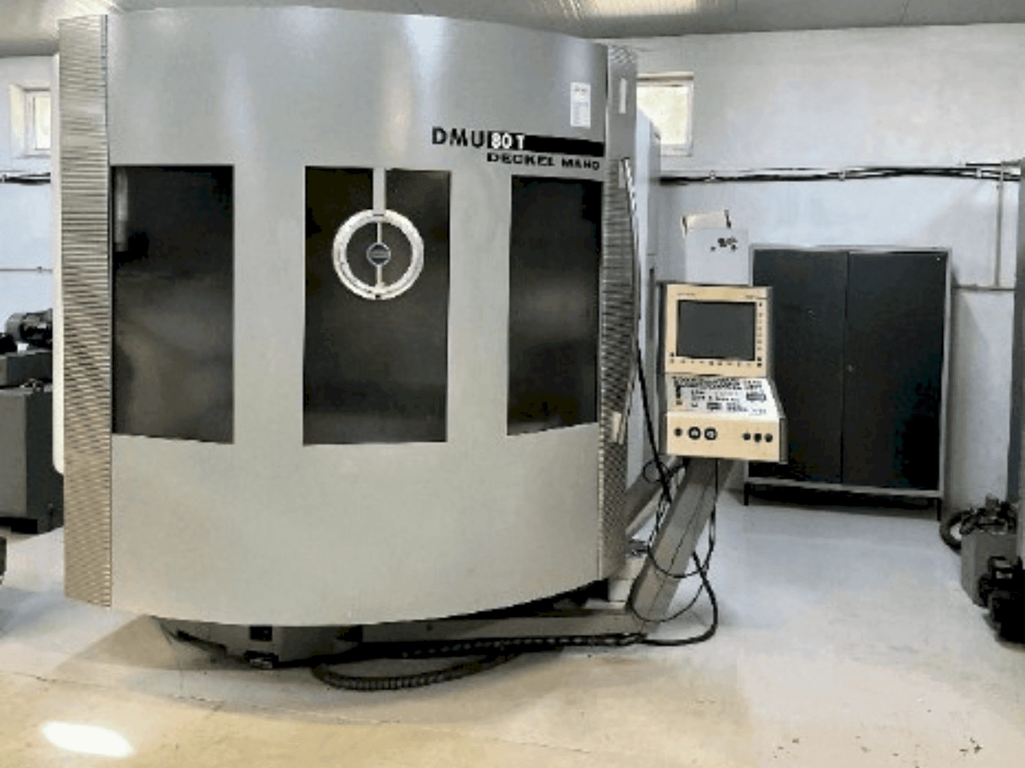 Front view of DMG DECKEL MAHO DMU 80T  machine