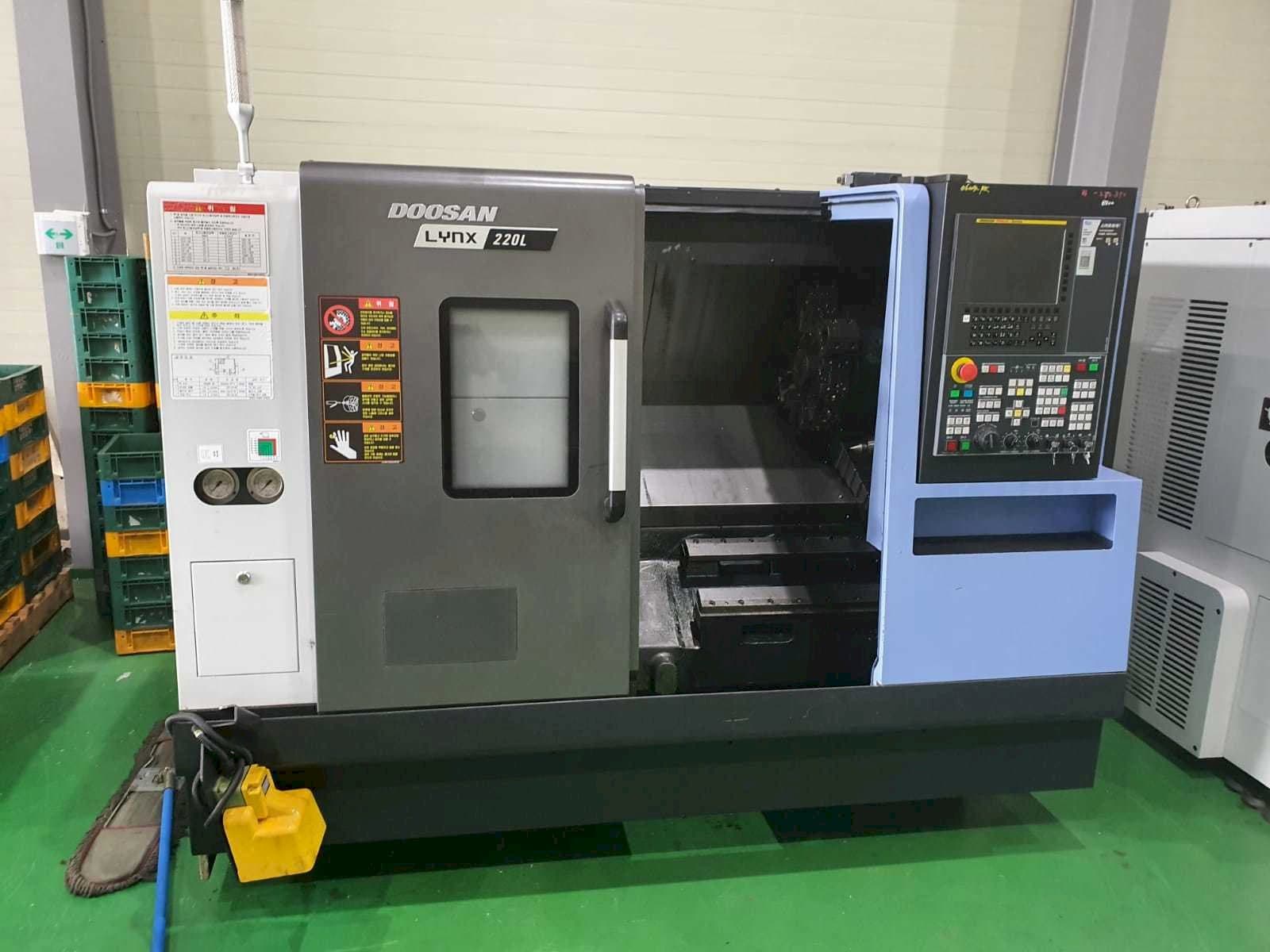 Front view of Doosan LYNX 220 LC machine