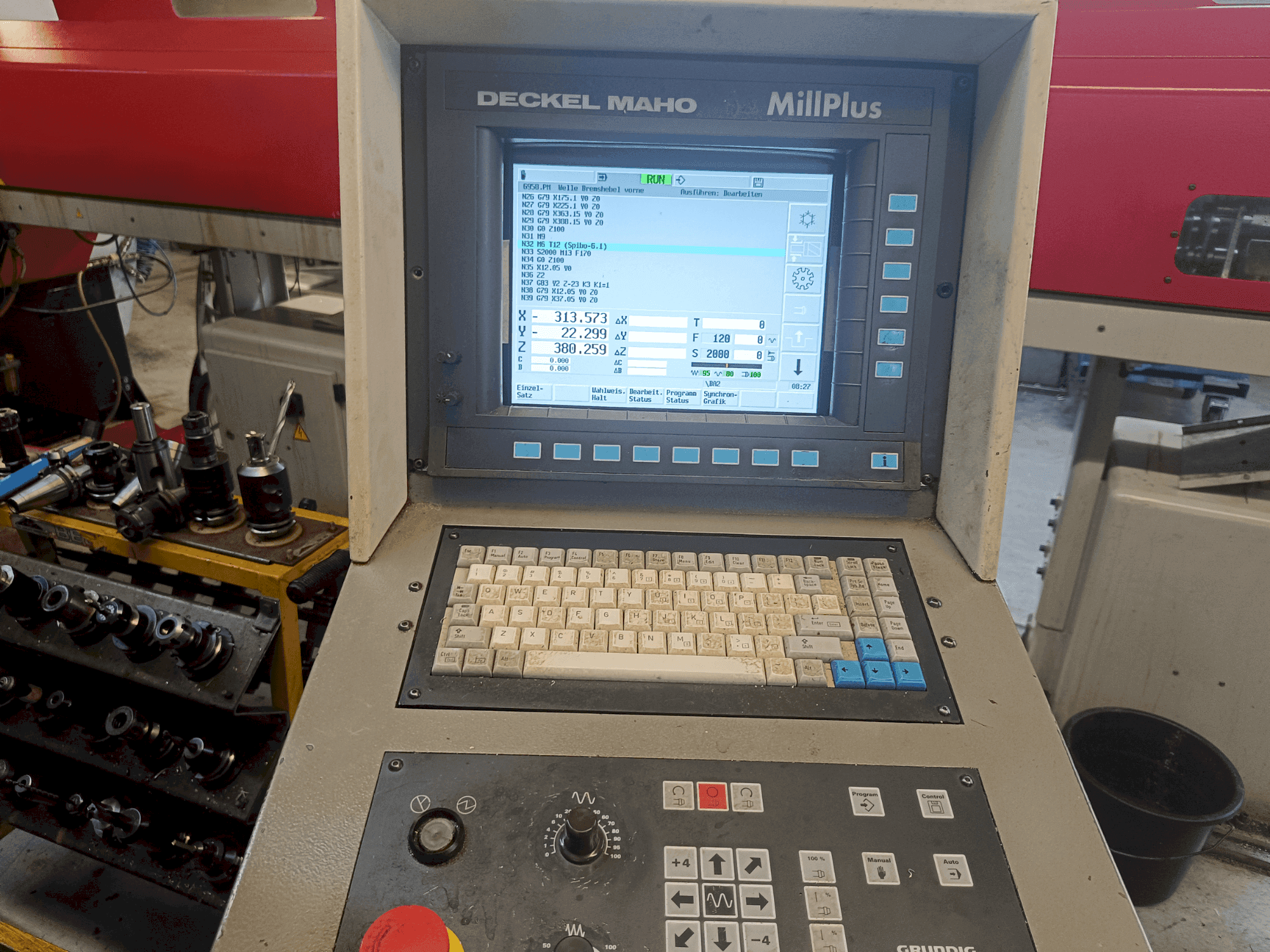 Front view of DECKEL MAHO DMU 50V  machine