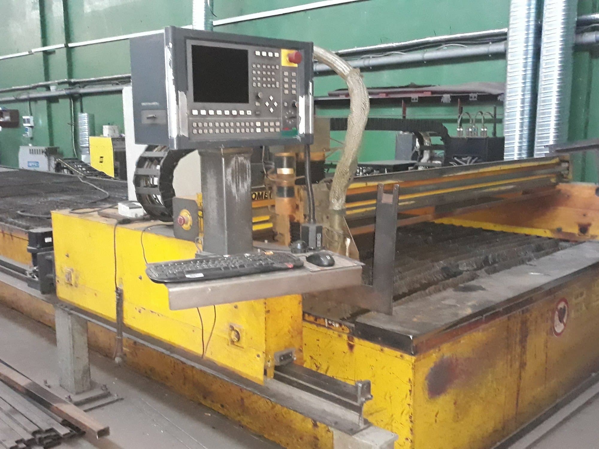 Front view of ESAB CXD-P 3000 machine