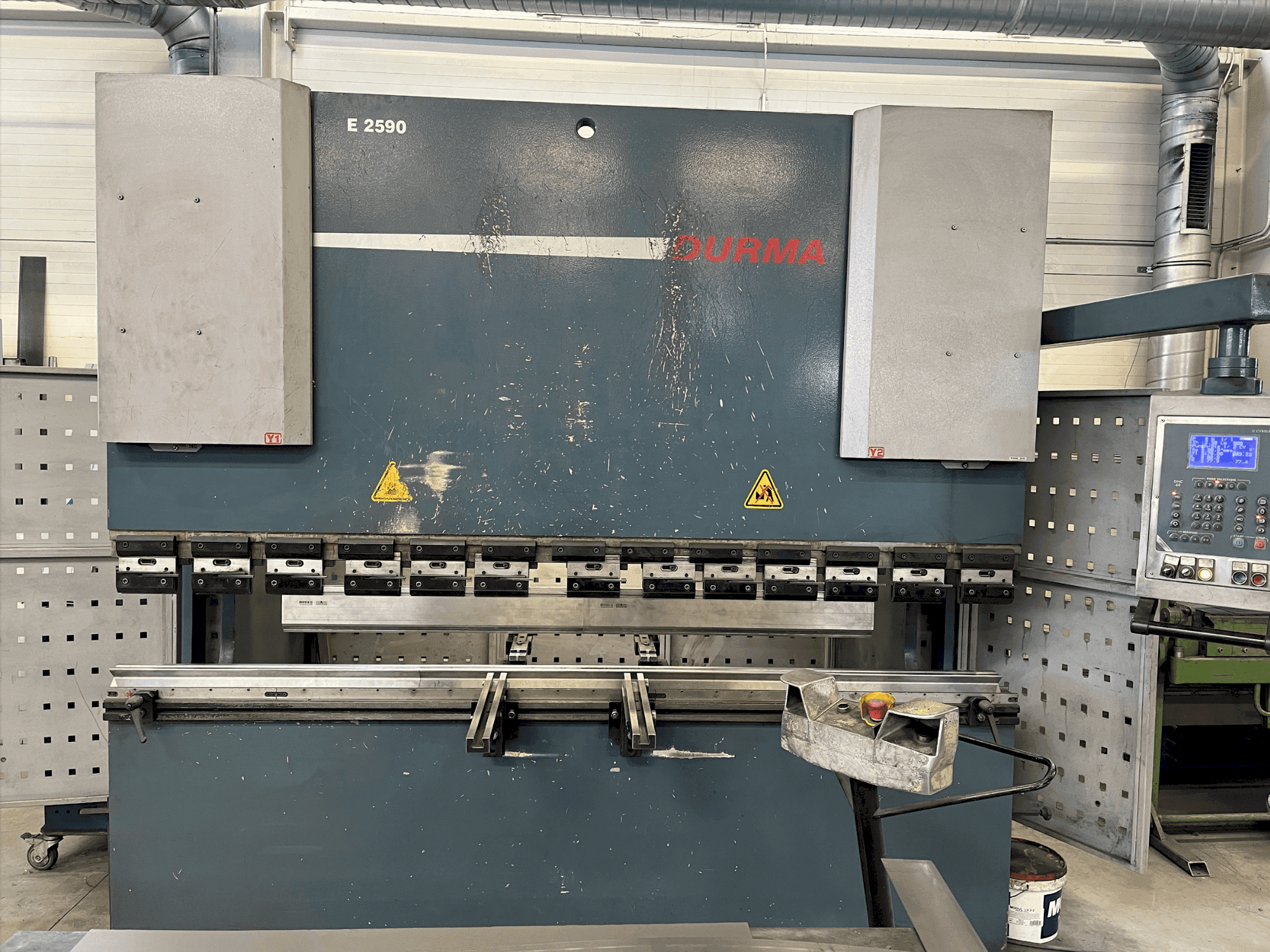 Front view of Durma E 2590 machine