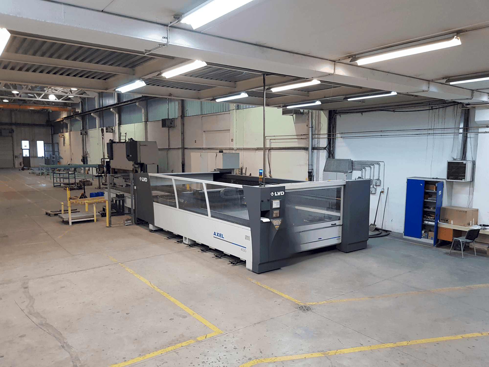 Front view of LVD Axel 4020 machine