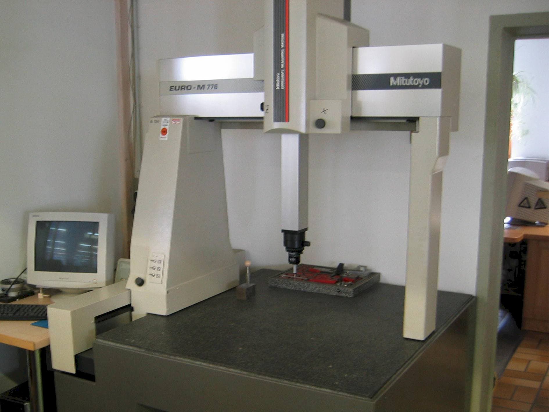 Front view of Mitutoyo Messmaschine Euro M  machine