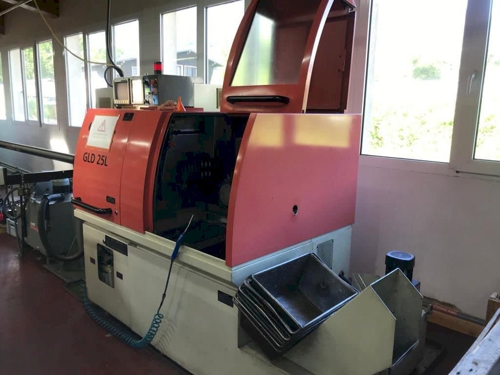 Front view of Gildemeister GLD 25L machine