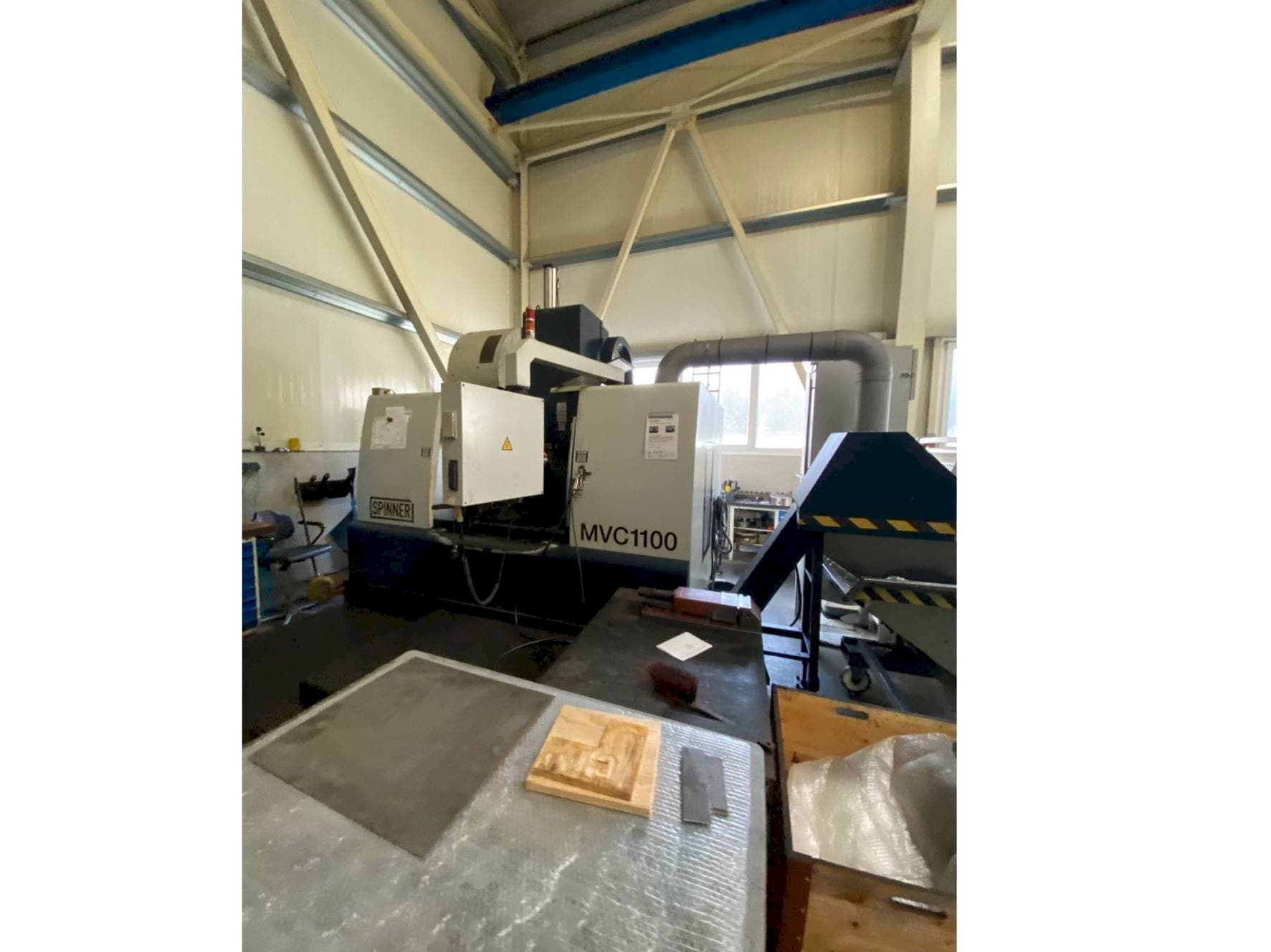 Front view of SPINNER MVC 1100 B machine