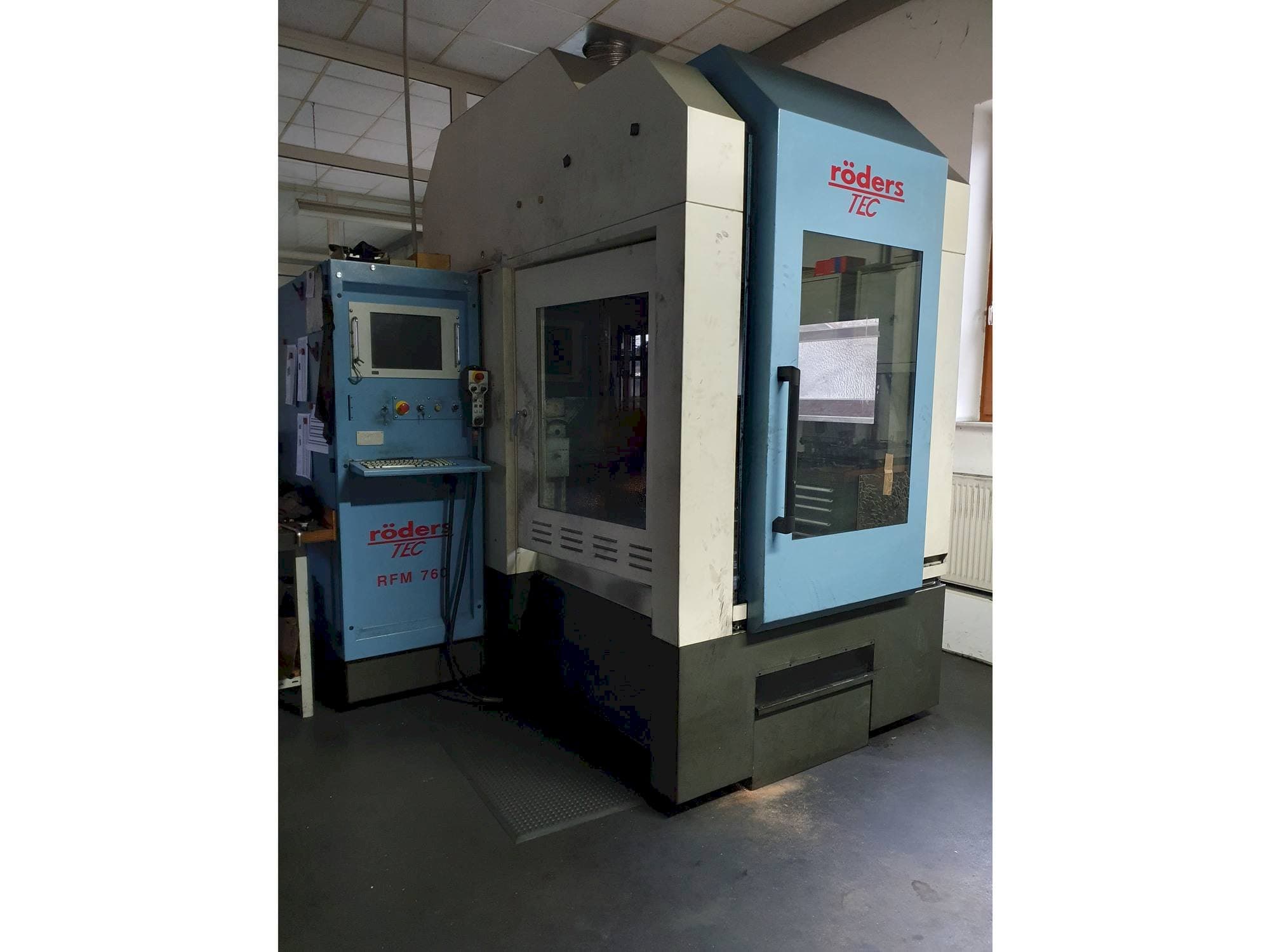 Front view of Roders FRM 760/2 machine