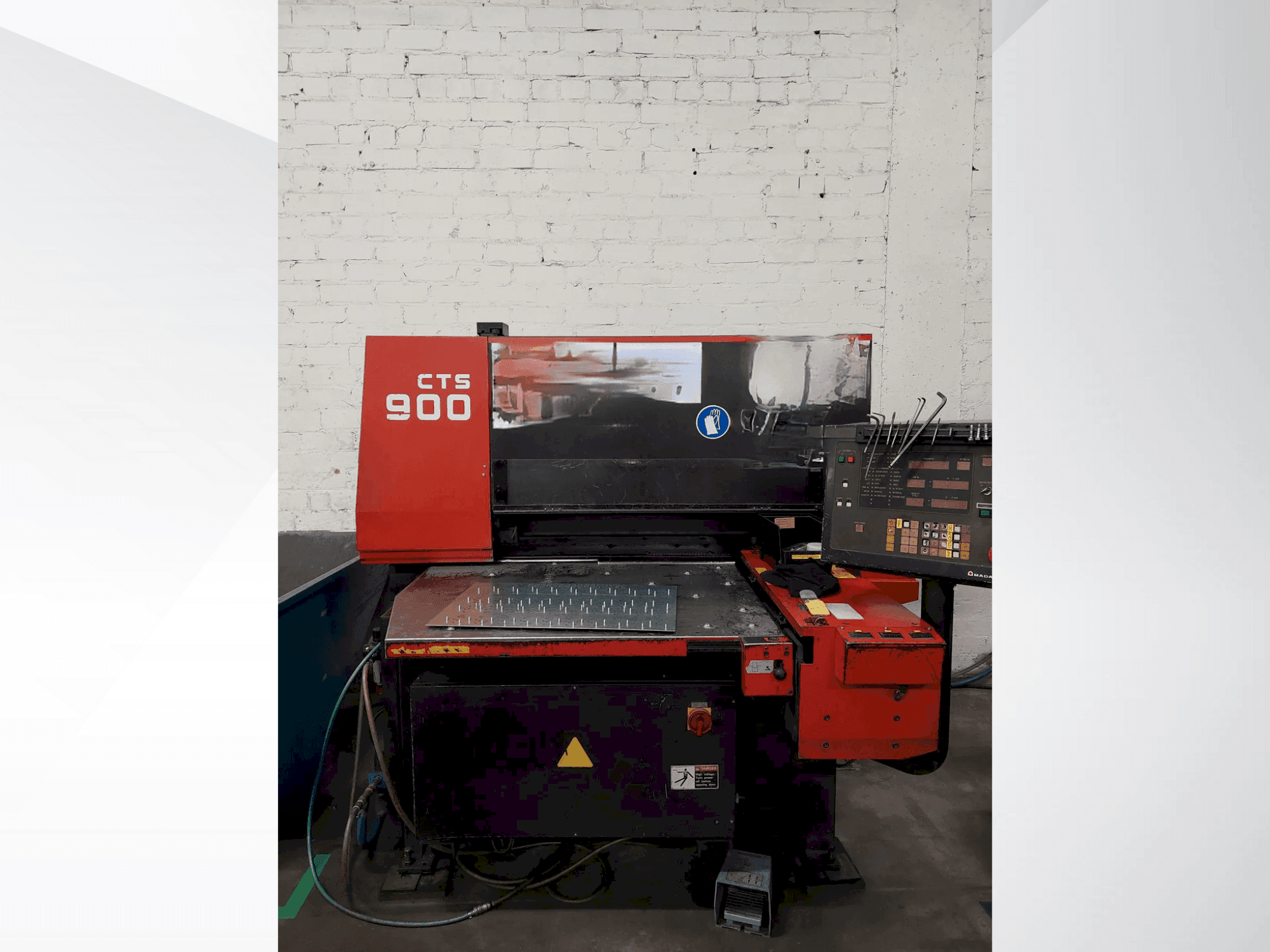 Front view of AMADA CTS-900  machine