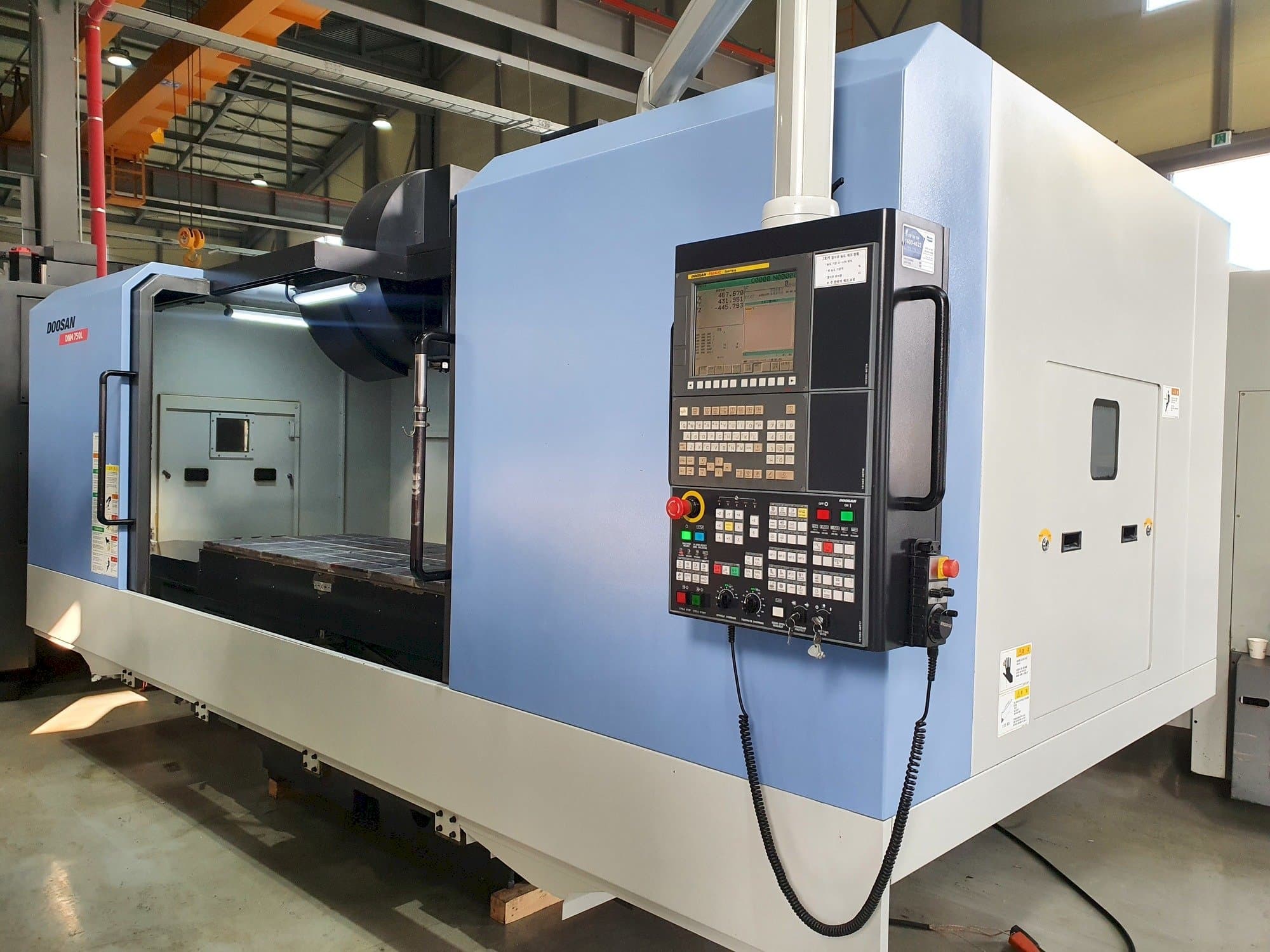Front view of Doosan DNM 750L machine
