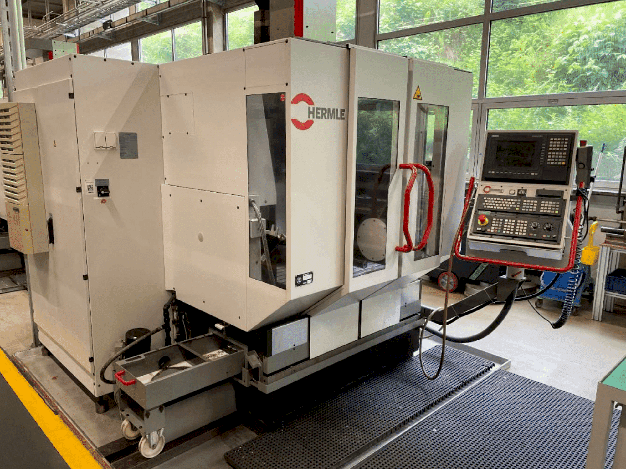 Front view of HERMLE C600V machine