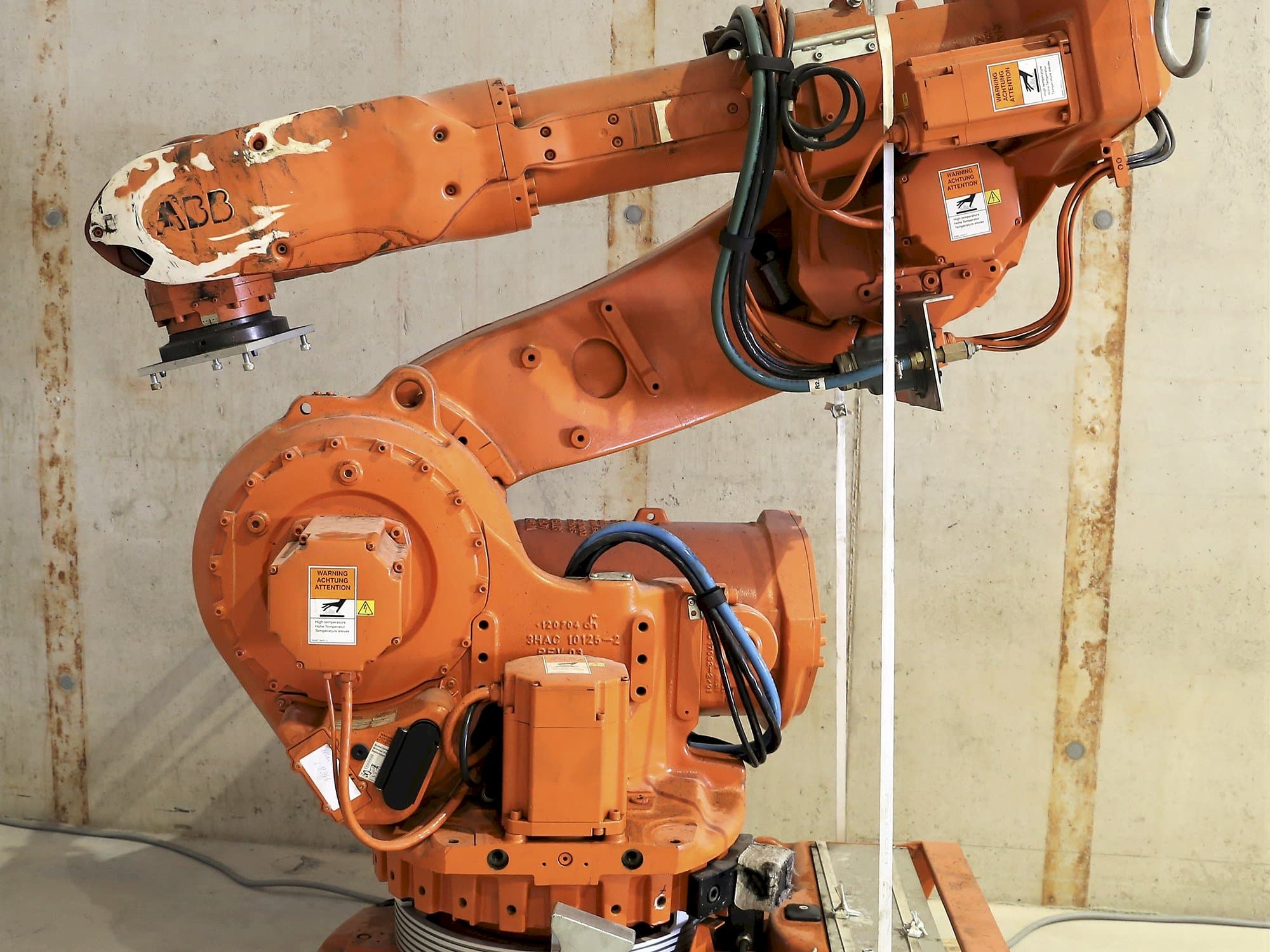 Front view of ABB 6600 Machine