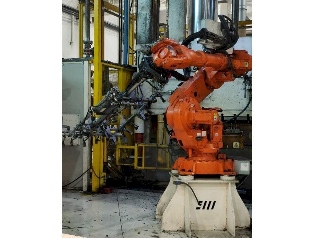 Front view of ABB IRB 6640-185/2.8 machine