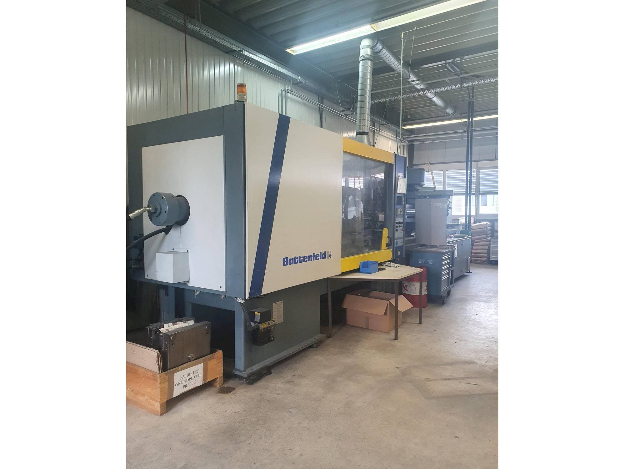 Front view of Battenfeld BK 3500/2800 machine