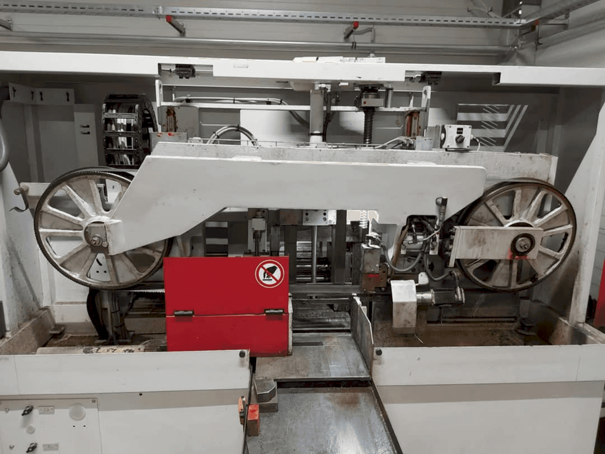 Front view of Behringer HBE 321-A  machine