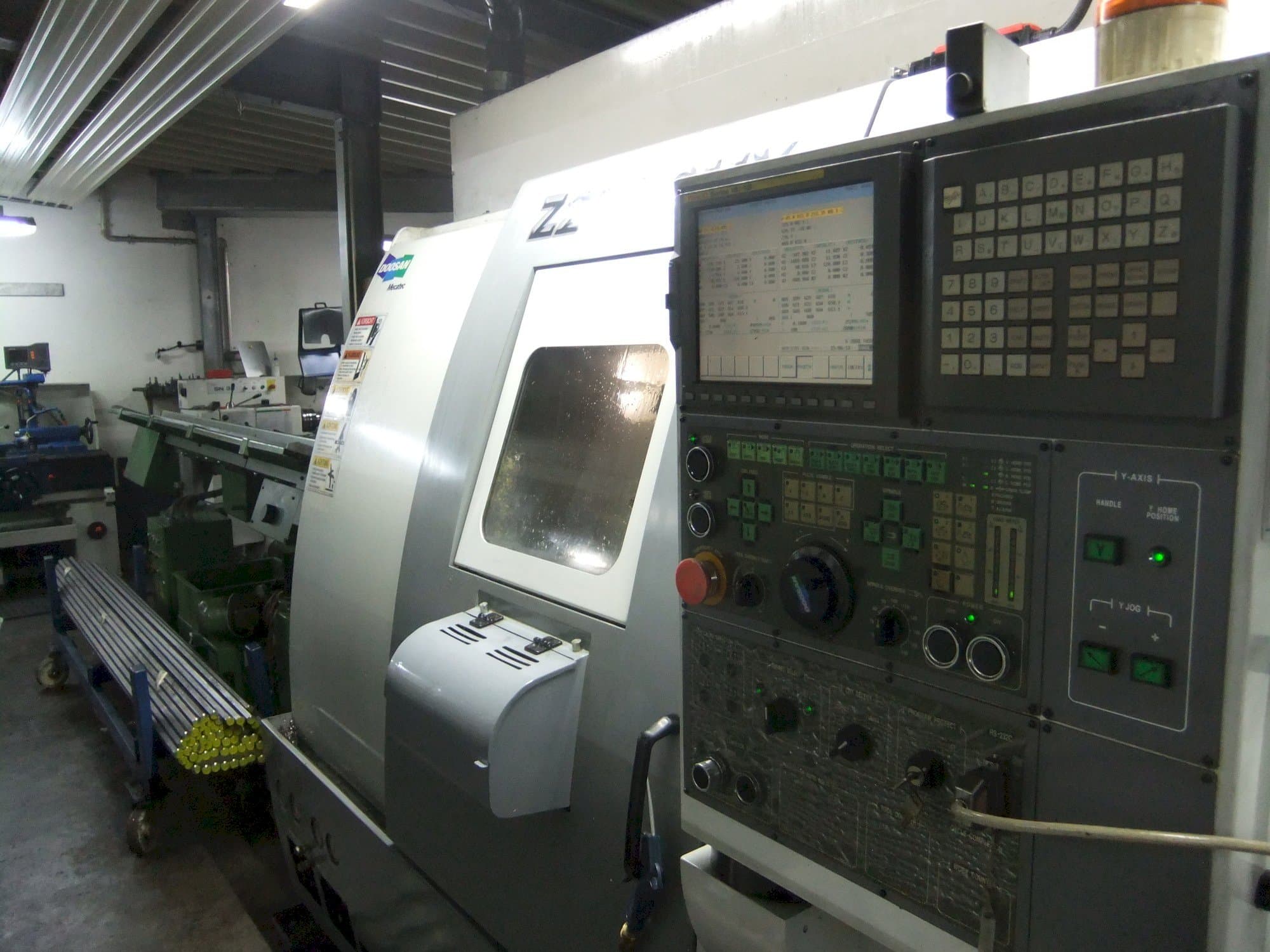 Right view of Doosan Z290 SMY machine