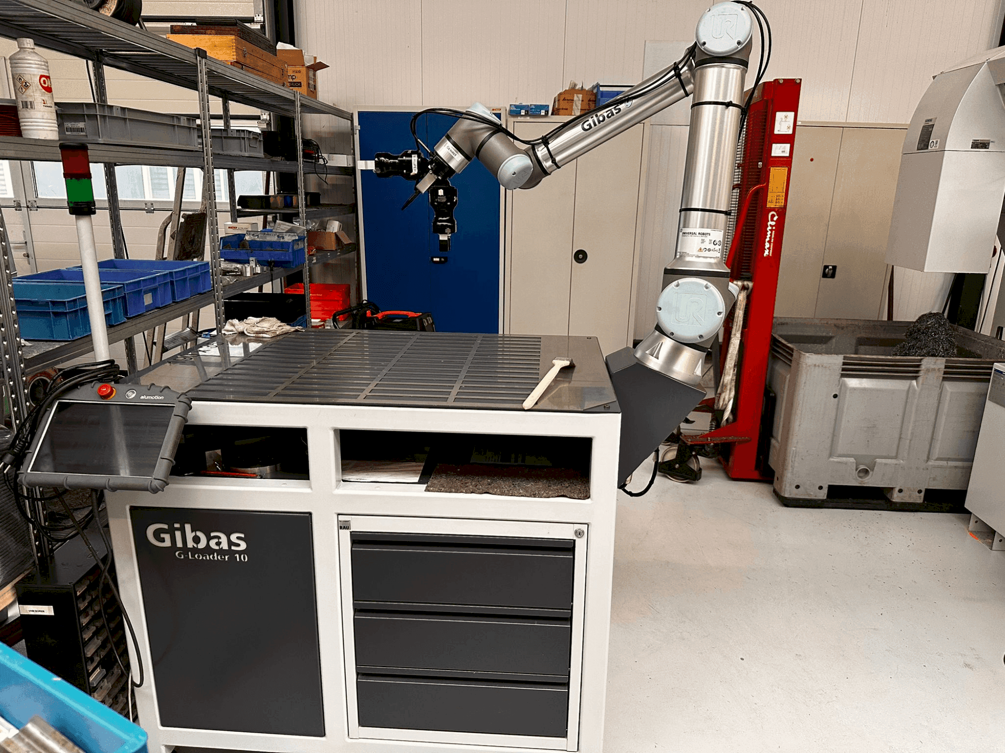 Front view of Universal Robots UR10e-Serie machine
