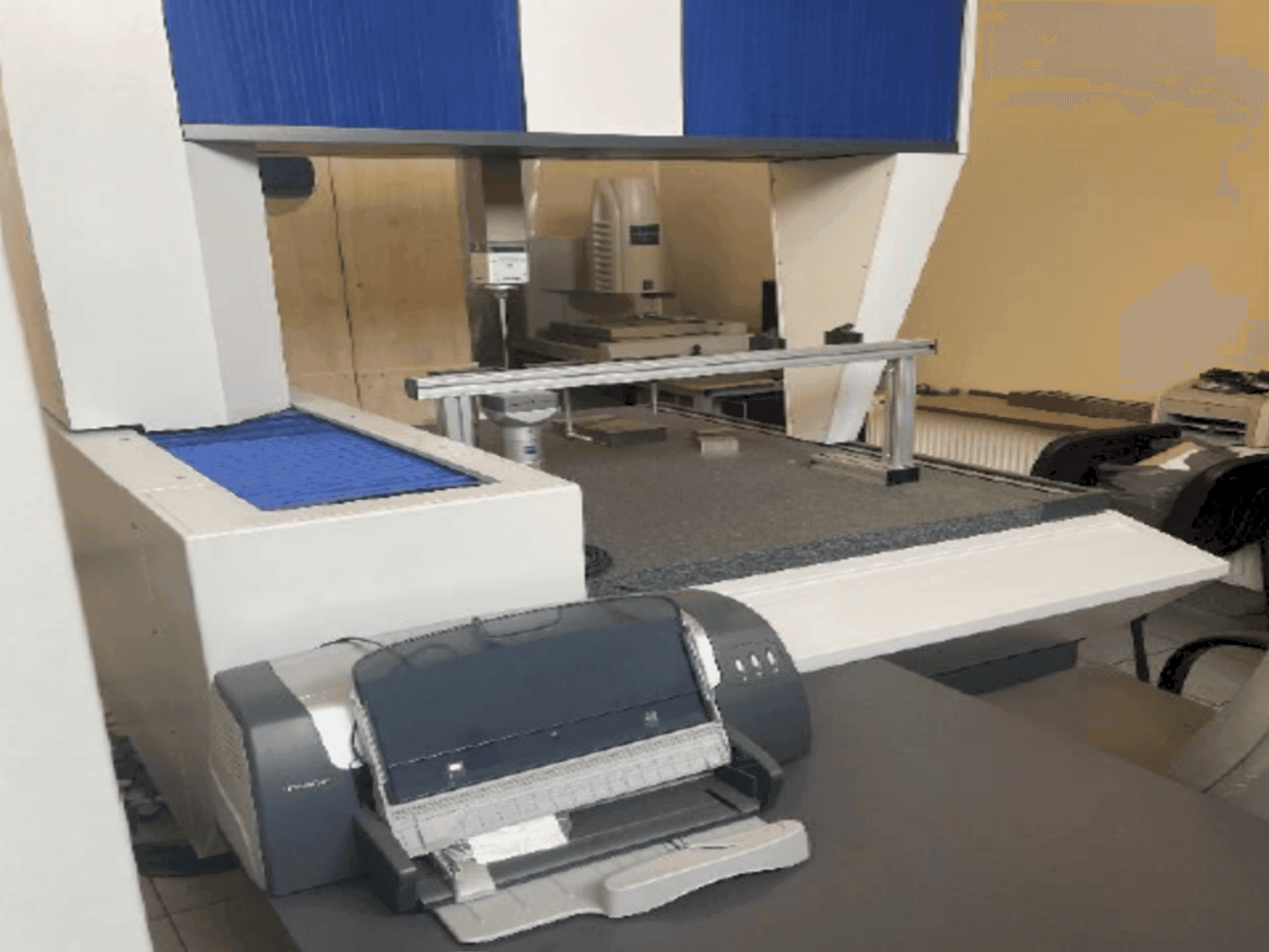 Front view of ZEISS Prismo 7 Vario  machine